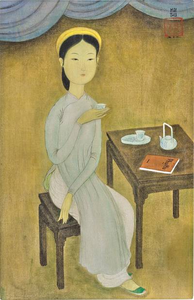 Jeune femme buvant le thé, le livre "Phụ Nữ" (Femmes) posé sur la table (A young woman drinking tea, the book "Phụ Nữ" (Women) placed on the table)