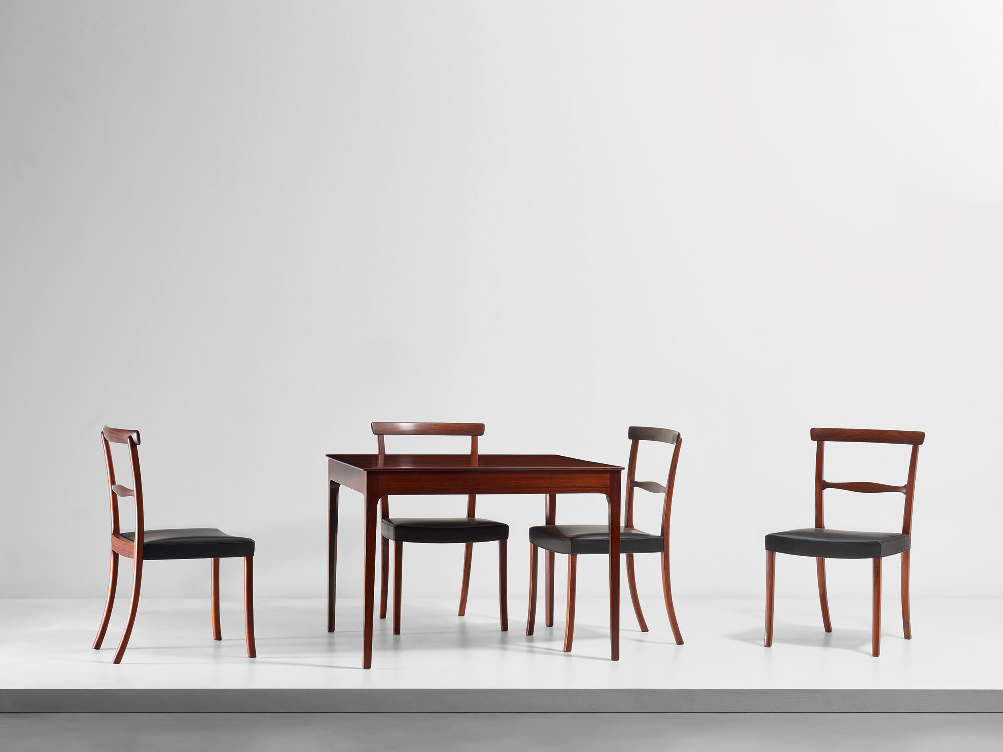 Extendable dining table and set of four chairs