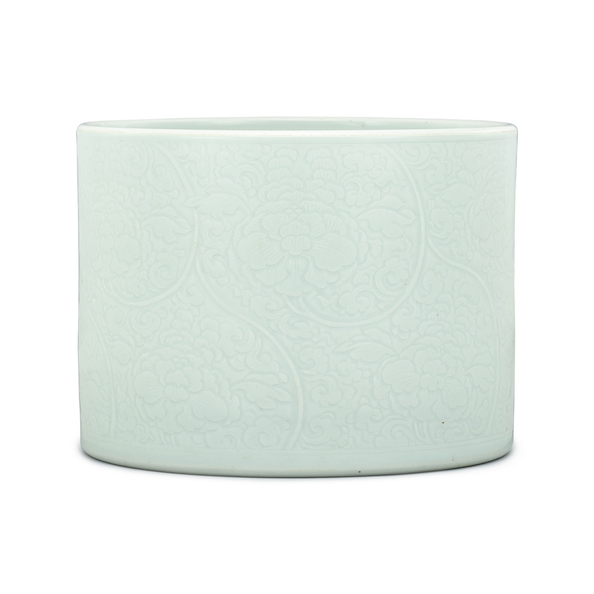 Unknown — 清十八世紀 淺青釉刻纏枝牡丹紋筆筒