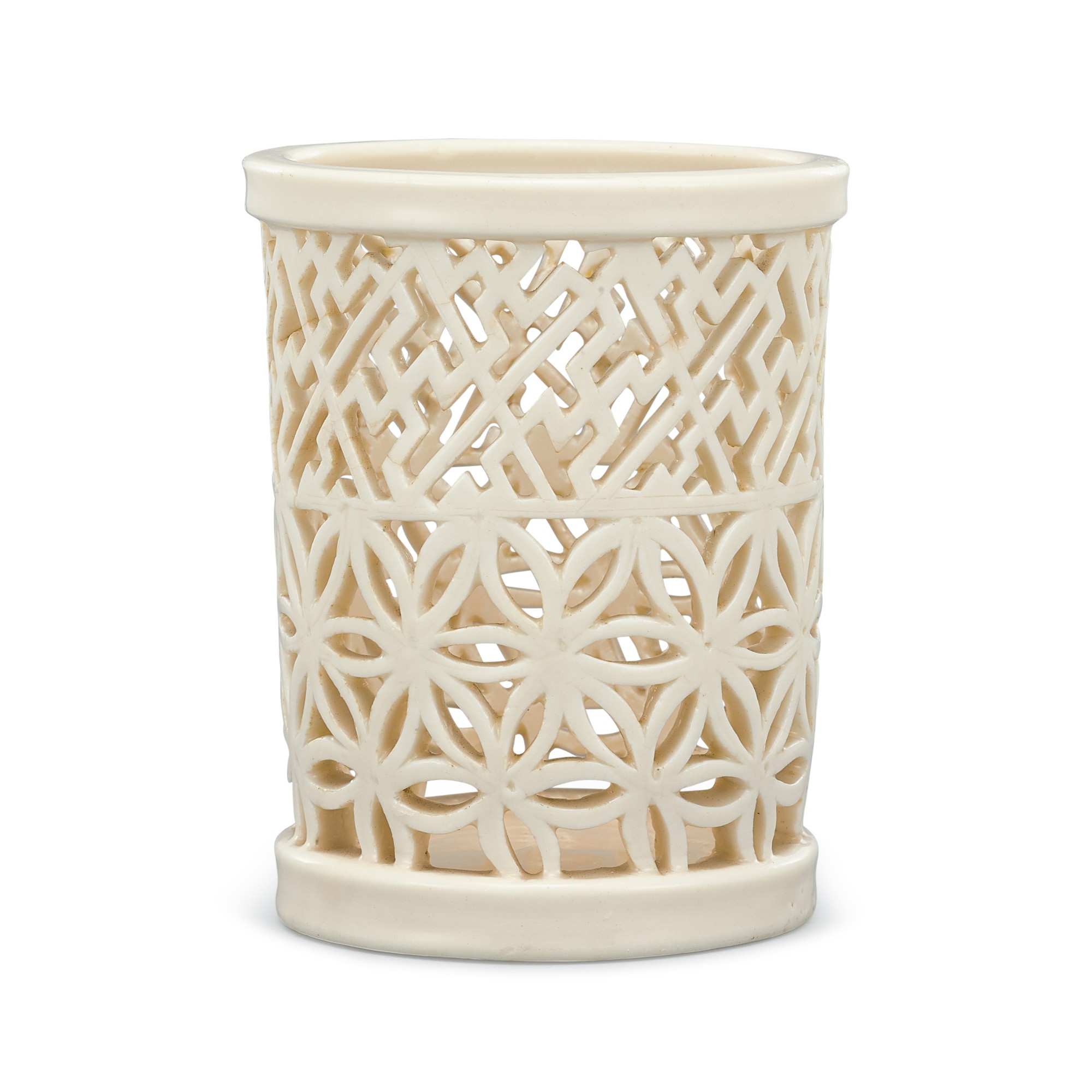 A Dehua reticulated brushpot — 十七世紀 德化白瓷鏤雕錦紋筆筒 「梅則」字