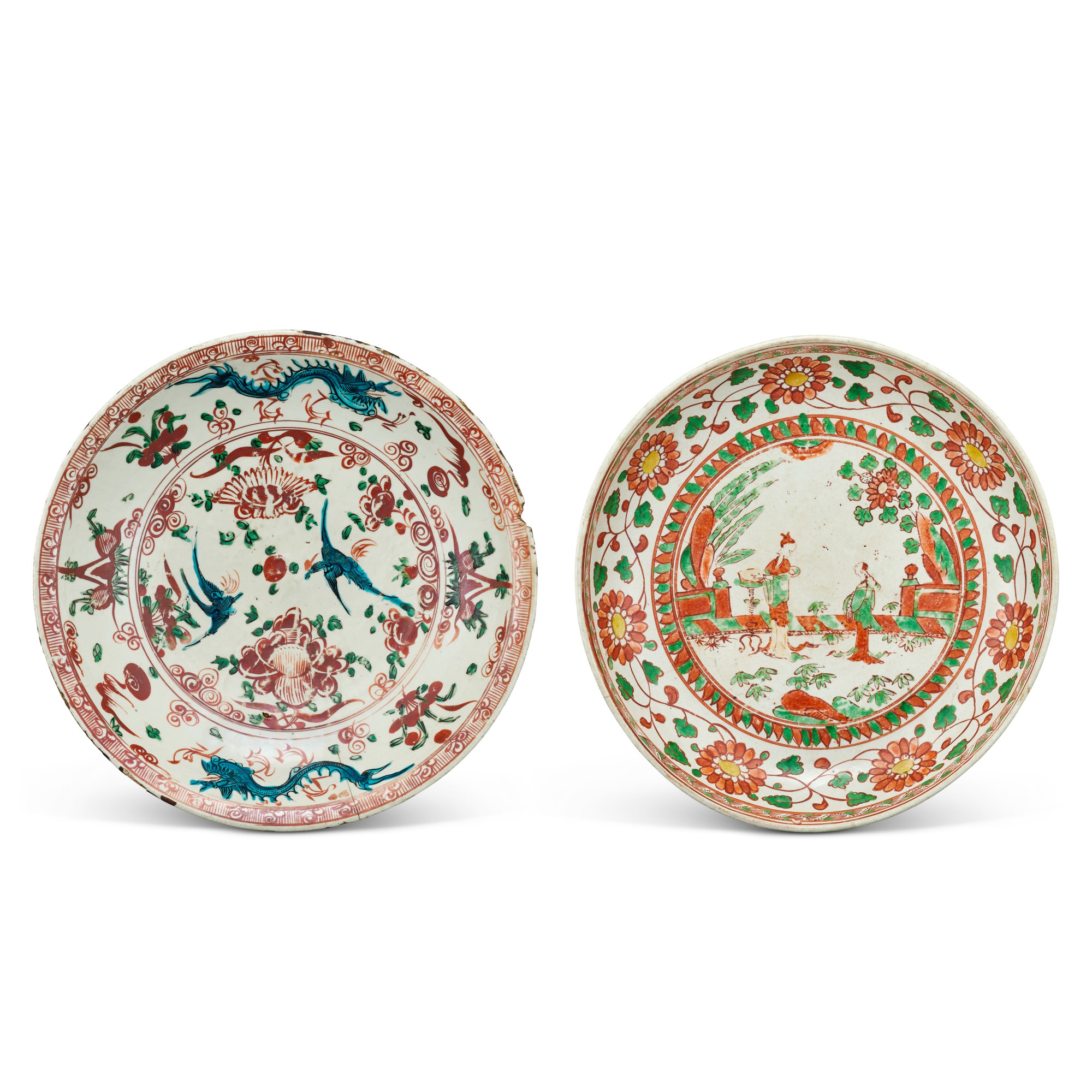 A polychrome 'figural' dish and a large polychrome 'swatow' 'dragon and phoenix' dish — 明十六世紀 彩繪庭園仕女圖盤    《大明年製》款 及    彩繪龍鳳花卉紋大盤一組兩件