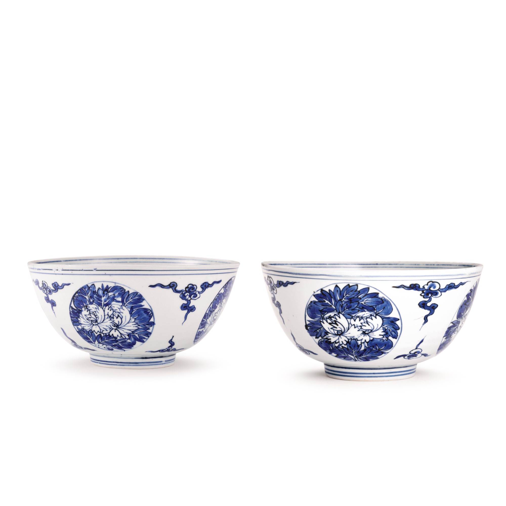 A pair of blue and white 'floral' bowls — 明嘉靖 青花團花紋盌一對 《大明嘉靖年製》款