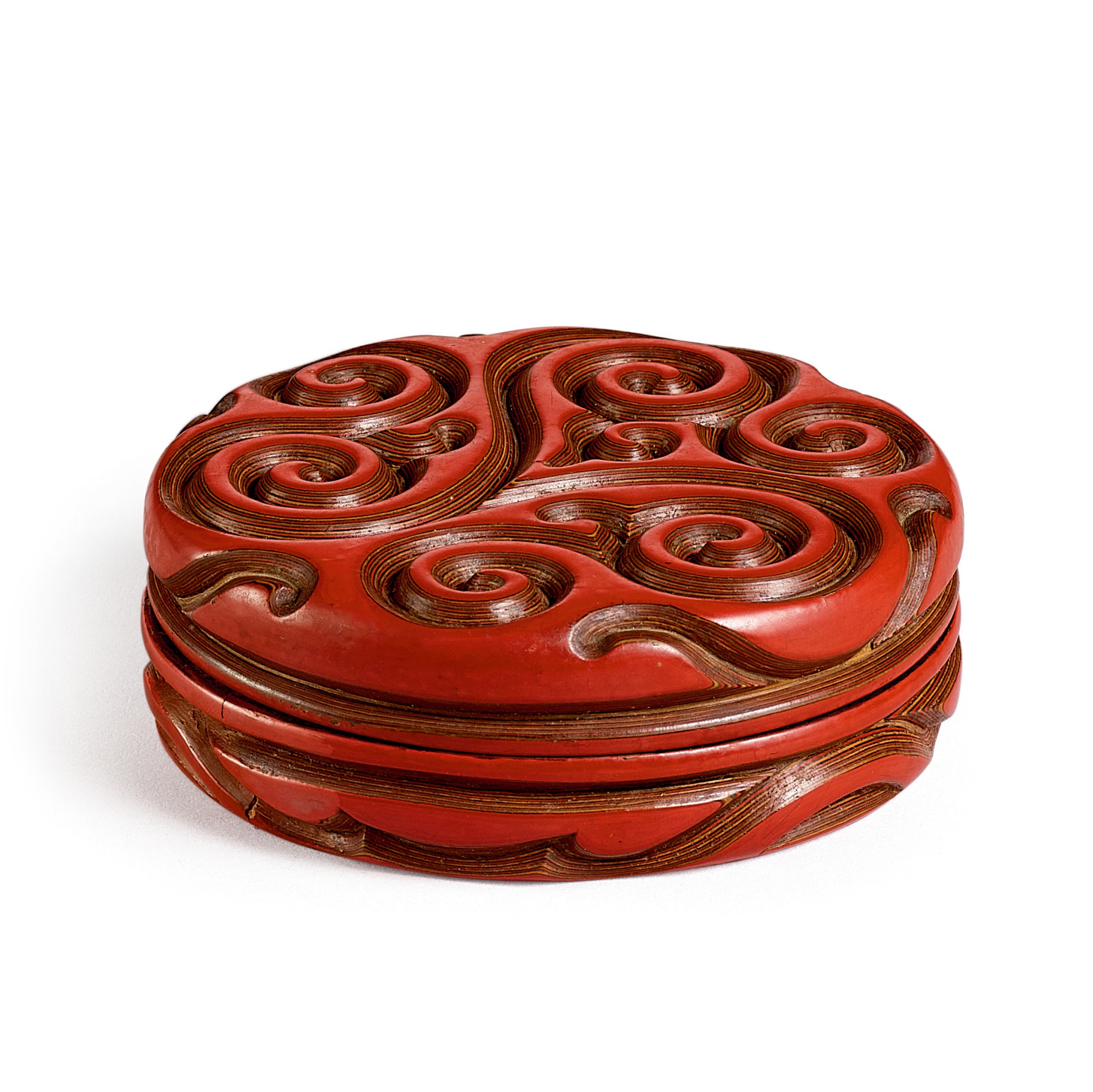 A cinnabar 'tixi' lacquer box and cover — 明十五至十六世紀 朱面剔犀如意雲紋蓋盒