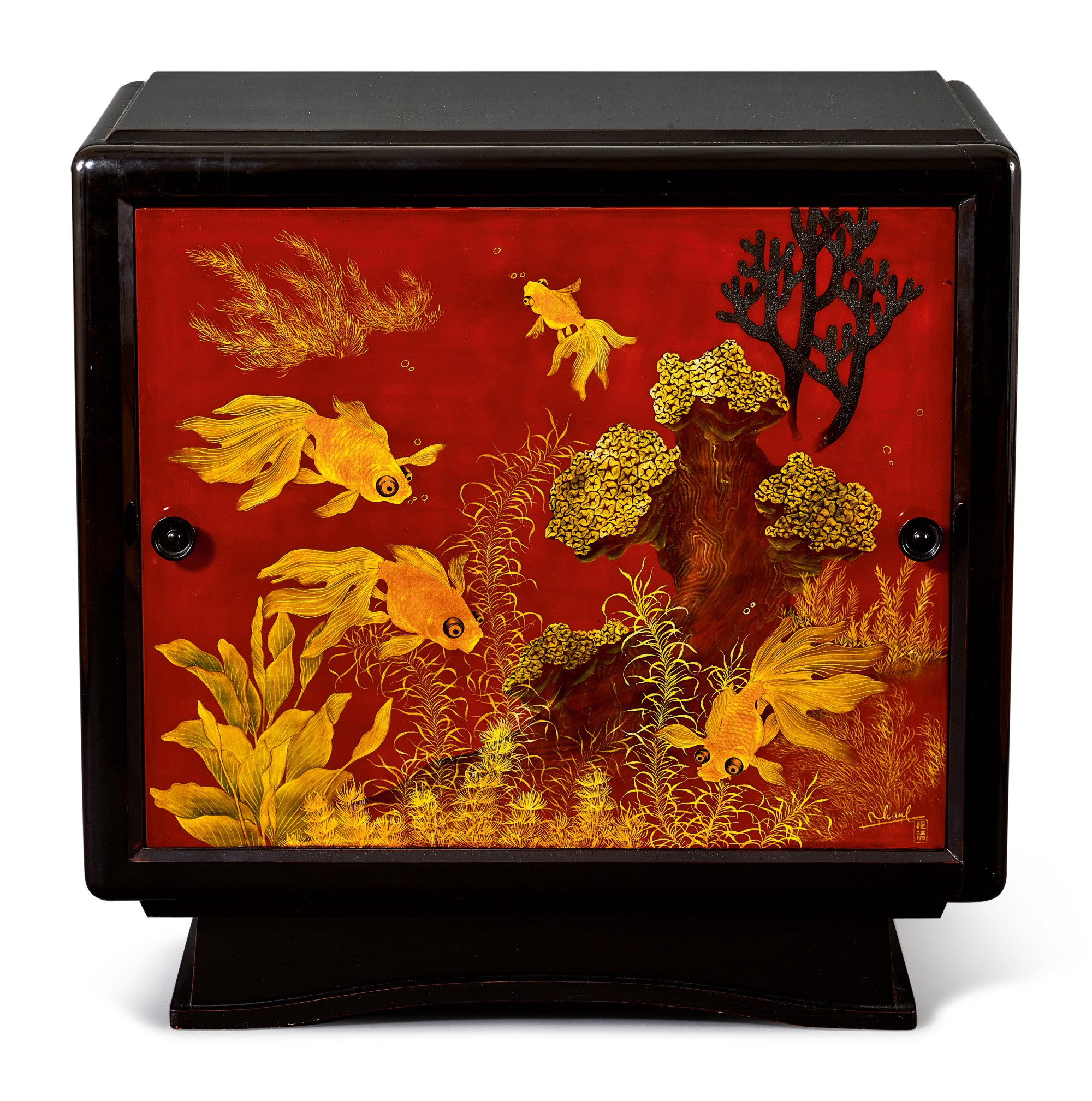 A lacquer cabinet with a panel decorated with fish 漆木櫃, 畫板彩繪金魚