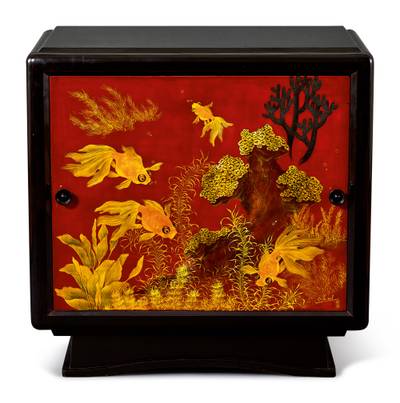 A lacquer cabinet with a panel decorated with fish 漆木櫃, 畫板彩繪金魚