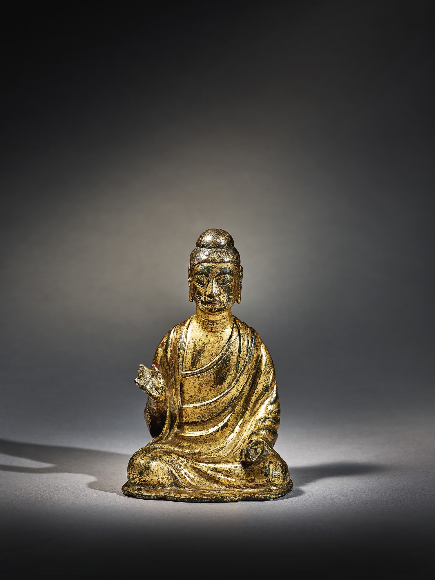 An extremely rare gilt-bronze figure of Amitabha Buddha — 隋至唐初 鎏金銅阿彌陀佛坐像