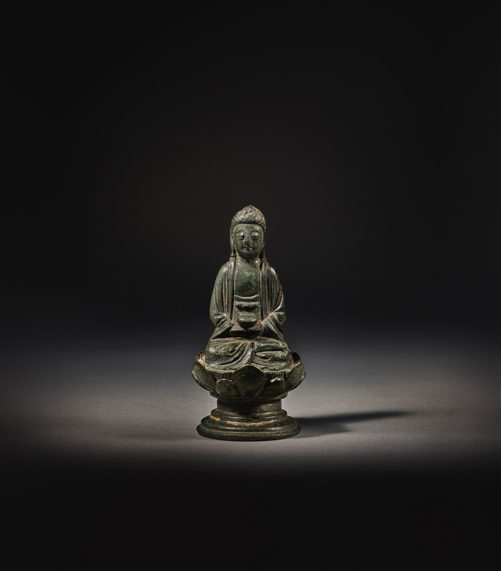 A bronze figure of the Medicine Buddha — 五代至遼 銅藥師佛坐像