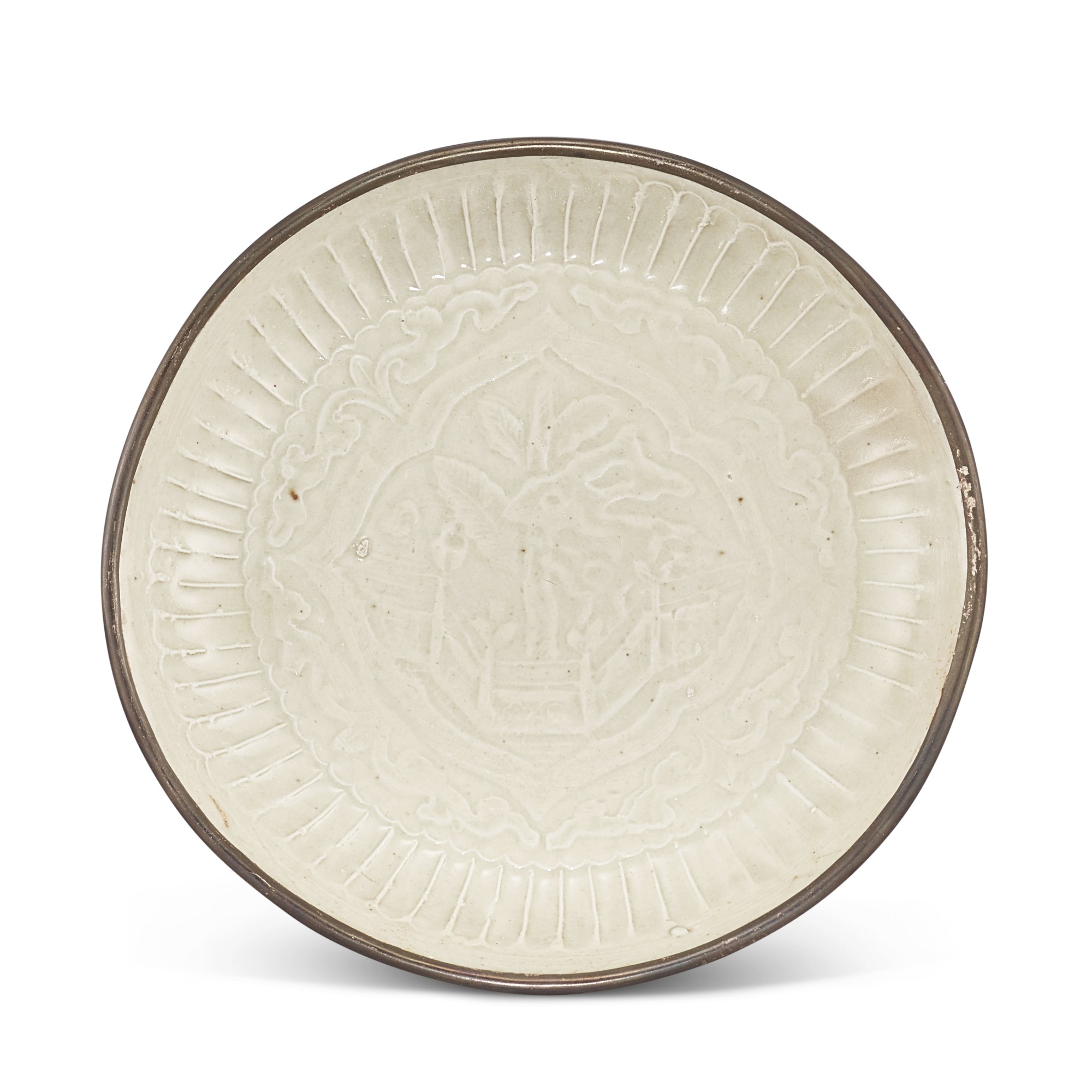 A moulded Dingyao 'garden' saucer, — A moulded Dingyao 'garden' saucer, Northern Song - Jin dynasty 北宋至金 定窰白釉印開光庭園圖盤