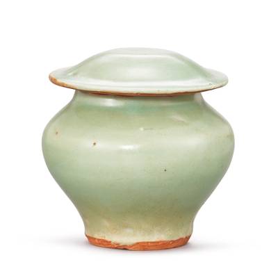 A Longquan celadon jarlet and cover, Yuan - Ming dynasty 元至明 龍泉青釉小蓋罐