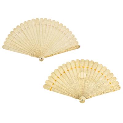Two carved ivory brisé fans, 18th - early 19th century 十八至十九世紀初 牙雕卜瑞斯扇一組兩把