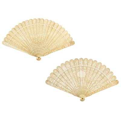 Two carved ivory brisé fans, 18th - 19th century 十八至十九世紀 牙雕卜瑞斯扇一組兩把