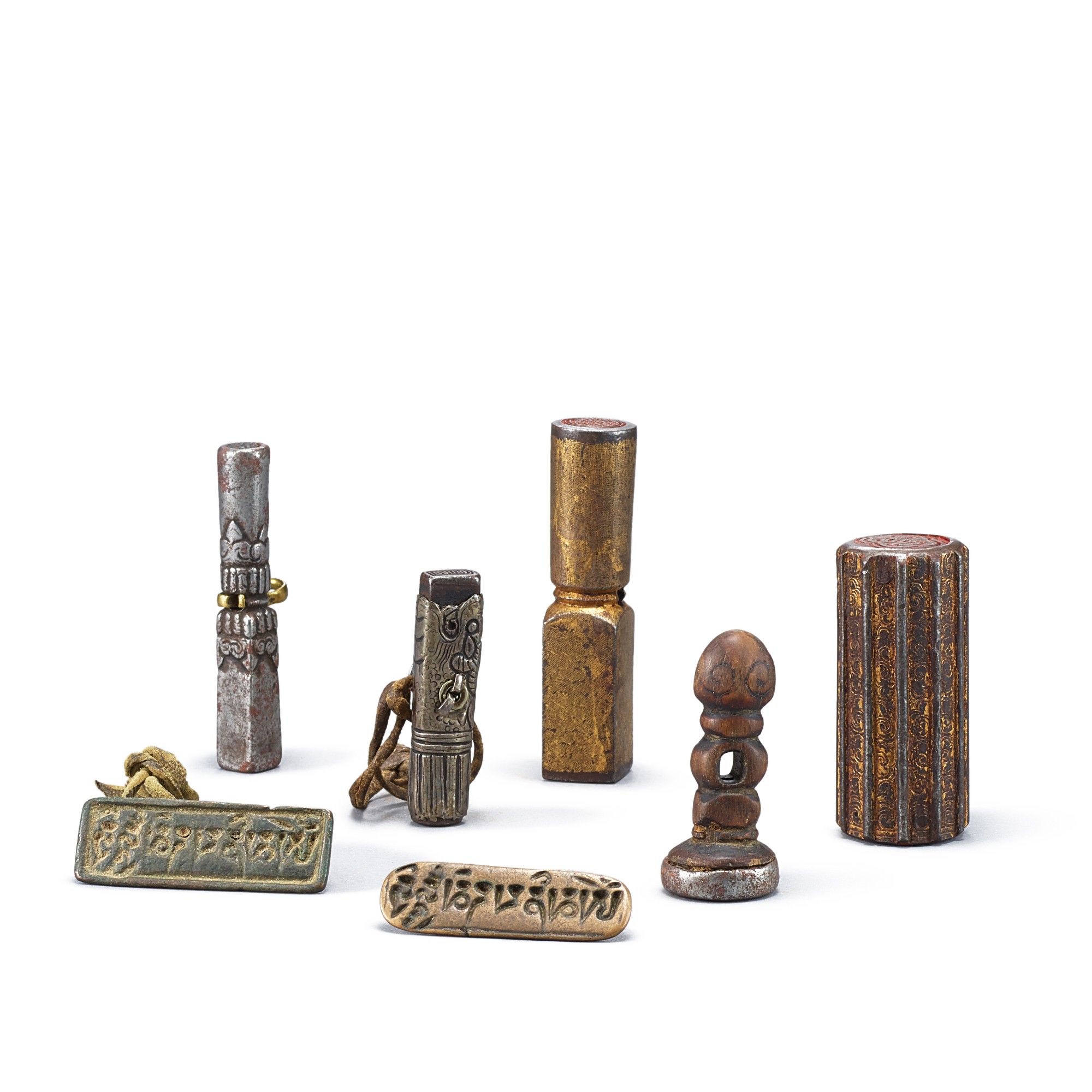 A group of 7 Tibetan seals and 'mantra' thogchags — A group of 7 Tibetan seals and 'mantra' thogchags 各式天鐵及藏印一組七件