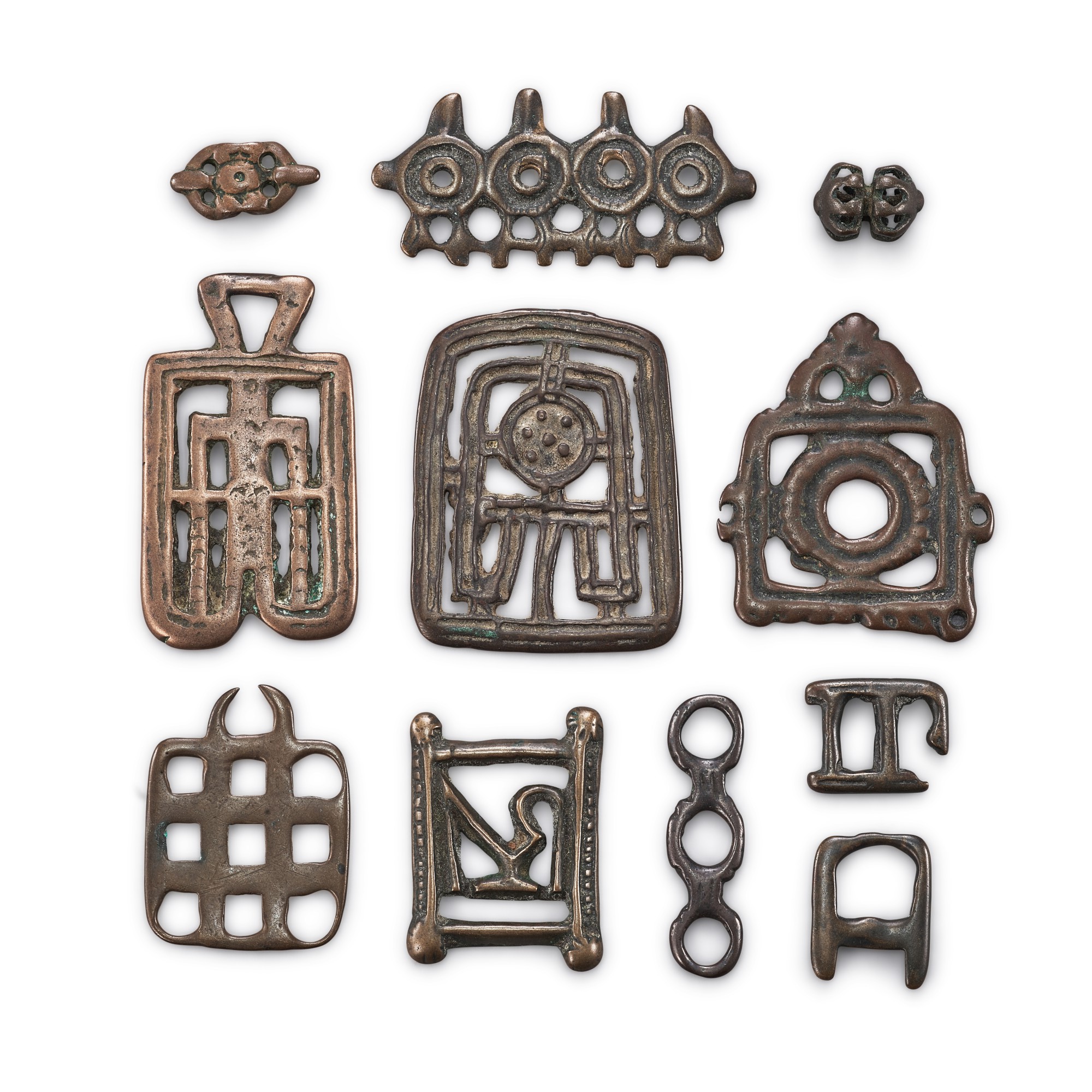 A group of 11 copper-alloy thogchags and sutra buckles, — A group of 11 copper-alloy thogchags and sutra buckles, Tibet, 12th - 15th century 十二至十五世紀 西藏 各式天鐵及經書扣一組十一件
