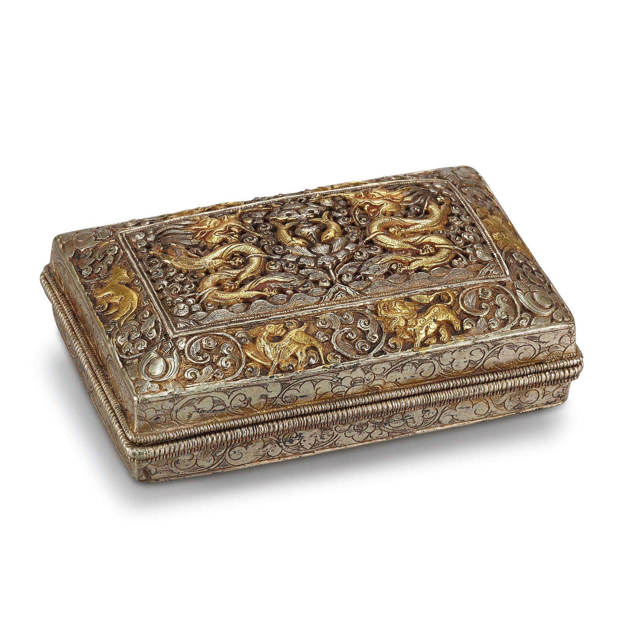 A parcel-gilt silver 'dragon' box, — A parcel-gilt silver 'dragon' box, Himalaya, 19th century 十九世紀 喜瑪拉雅 局部鎏金銀龍紋蓋盒