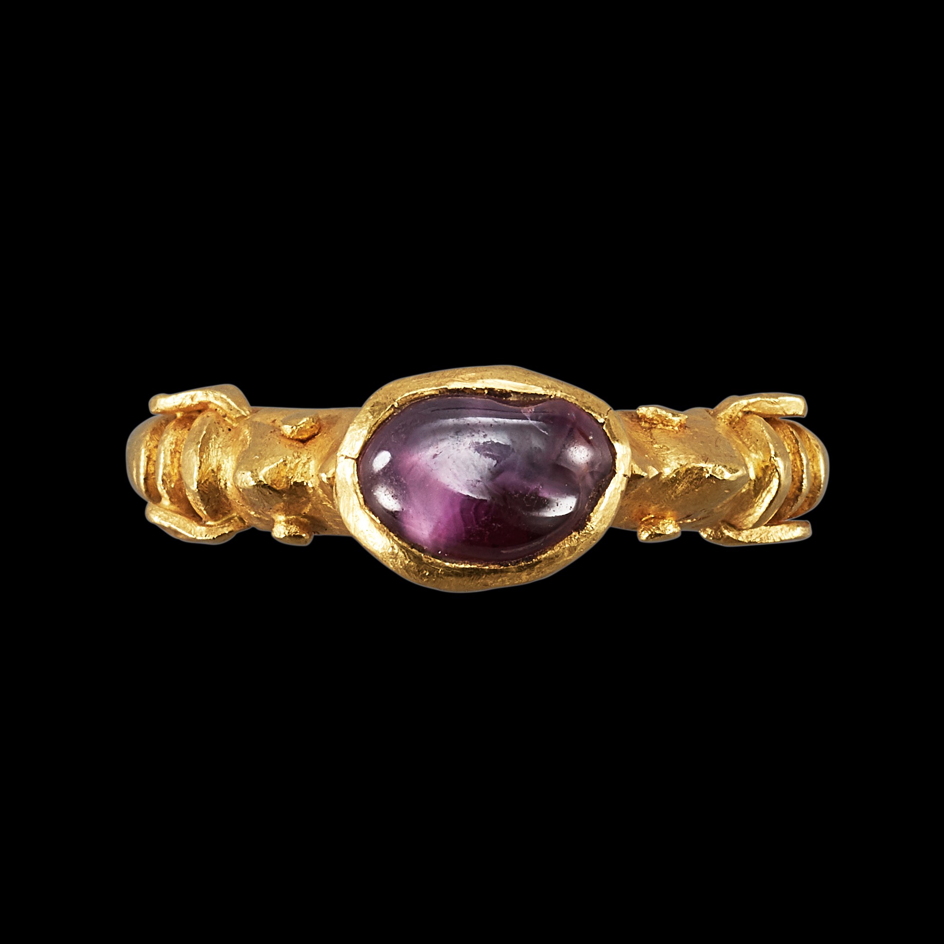 A gold-alloy and amethyst 'makara' ring, — A gold-alloy and amethyst 'makara' ring, Southeast Asia, circa 9th - 13th century 約九至十三世紀 東南亞 金合金嵌紫晶雙摩羯紋戒指