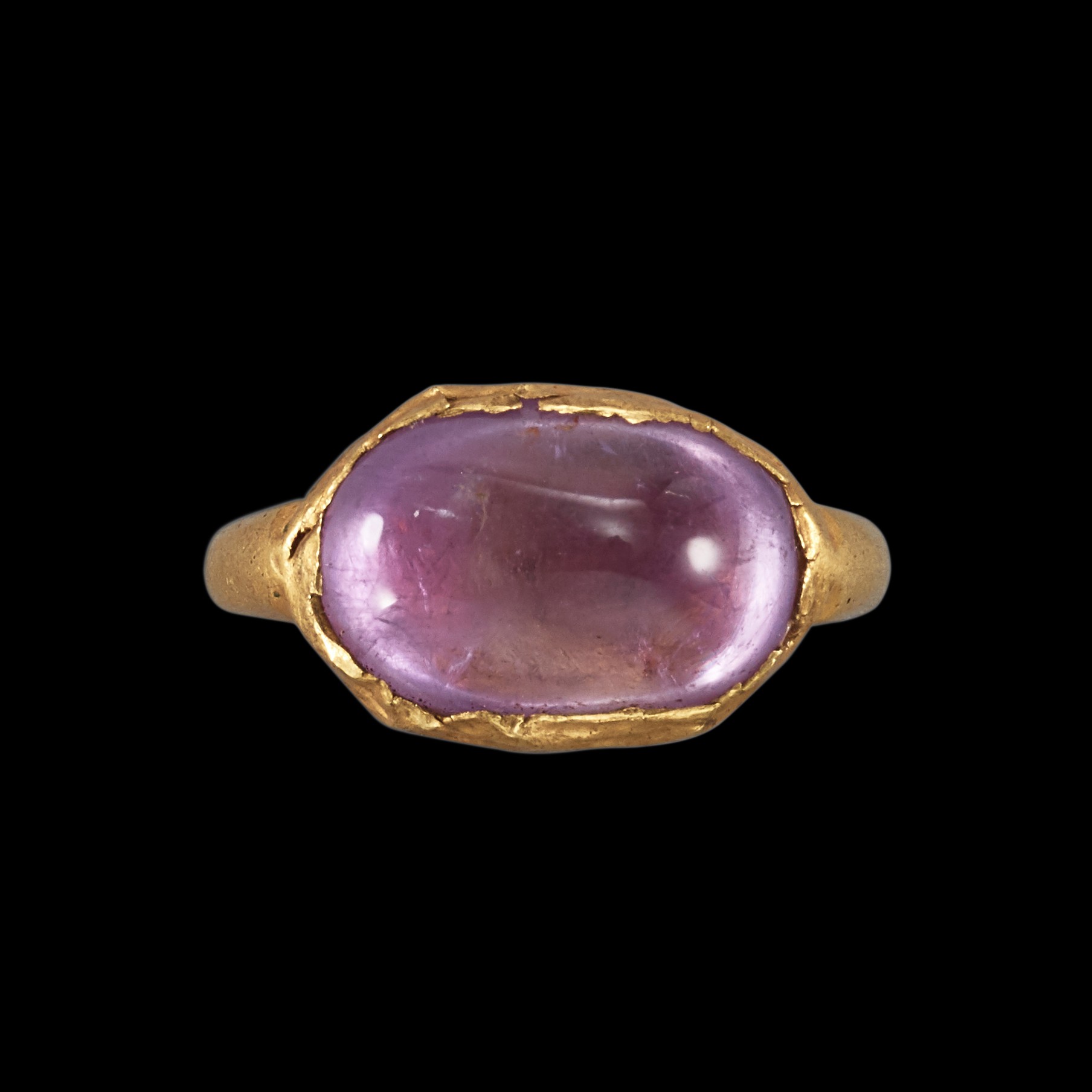 A gold-alloy gem-set ring, — A gold-alloy gem-set ring, Java, 10th -15th century 十至十五世紀 爪哇 金合金嵌寶戒指