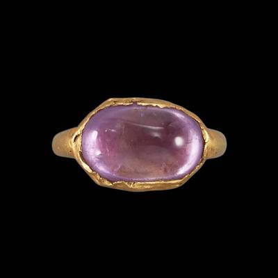 A gold-alloy gem-set ring, Java, 10th -15th century 十至十五世紀 爪哇 金合金嵌寶戒指