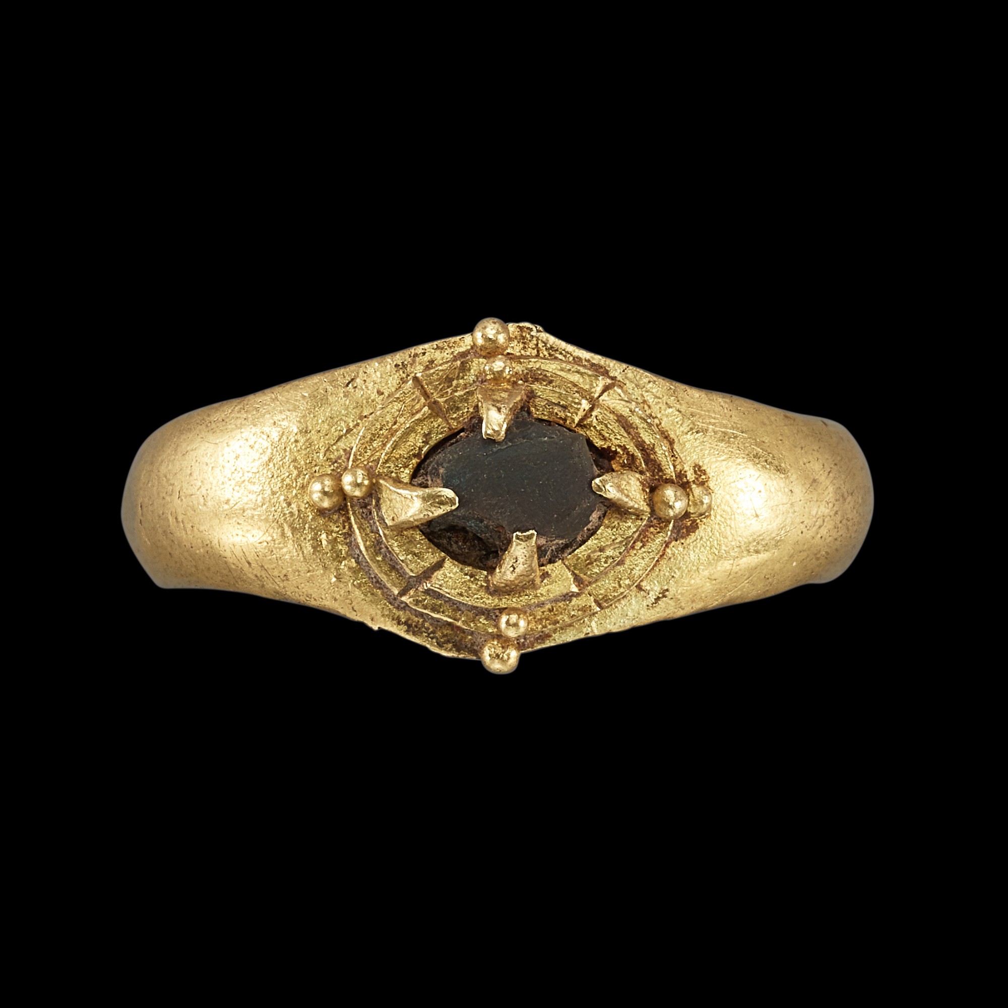A gold-alloy gem-set ring, — A gold-alloy gem-set ring, Java, 10th - 15th century 十至十五世紀 爪哇 金合金嵌寶戒指