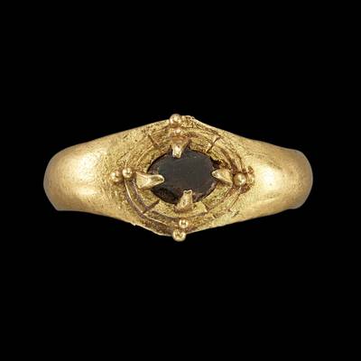 A gold-alloy gem-set ring, Java, 10th - 15th century 十至十五世紀 爪哇 金合金嵌寶戒指