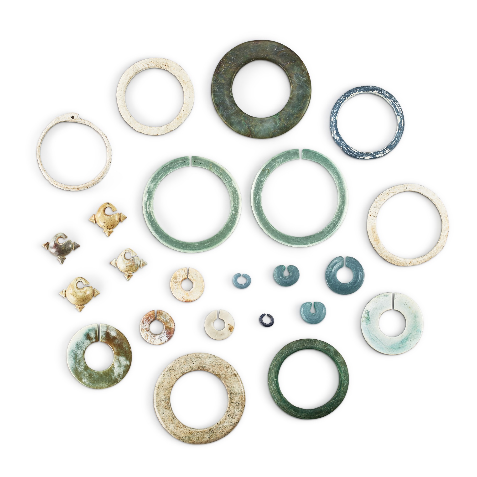 A group of 23 jewellery pieces, — A group of 23 jewellery pieces, Vietnam, circa 3rd century 約三世紀 安南 各式玻璃及玉石珮飾一組二十三件