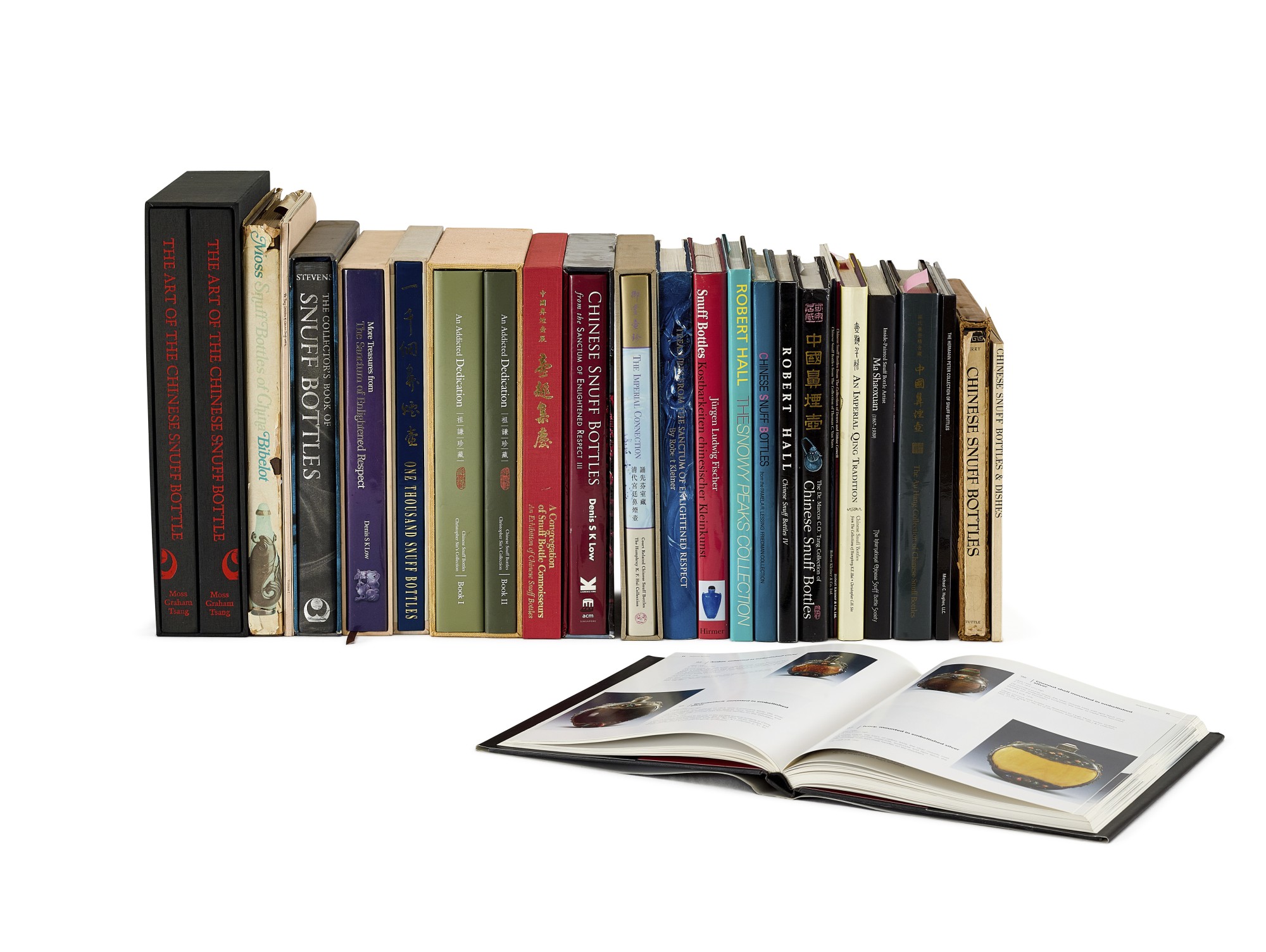 Unknown — A collection of 25 reference books on snuff bottles 鼻煙壺參考書籍一組25冊