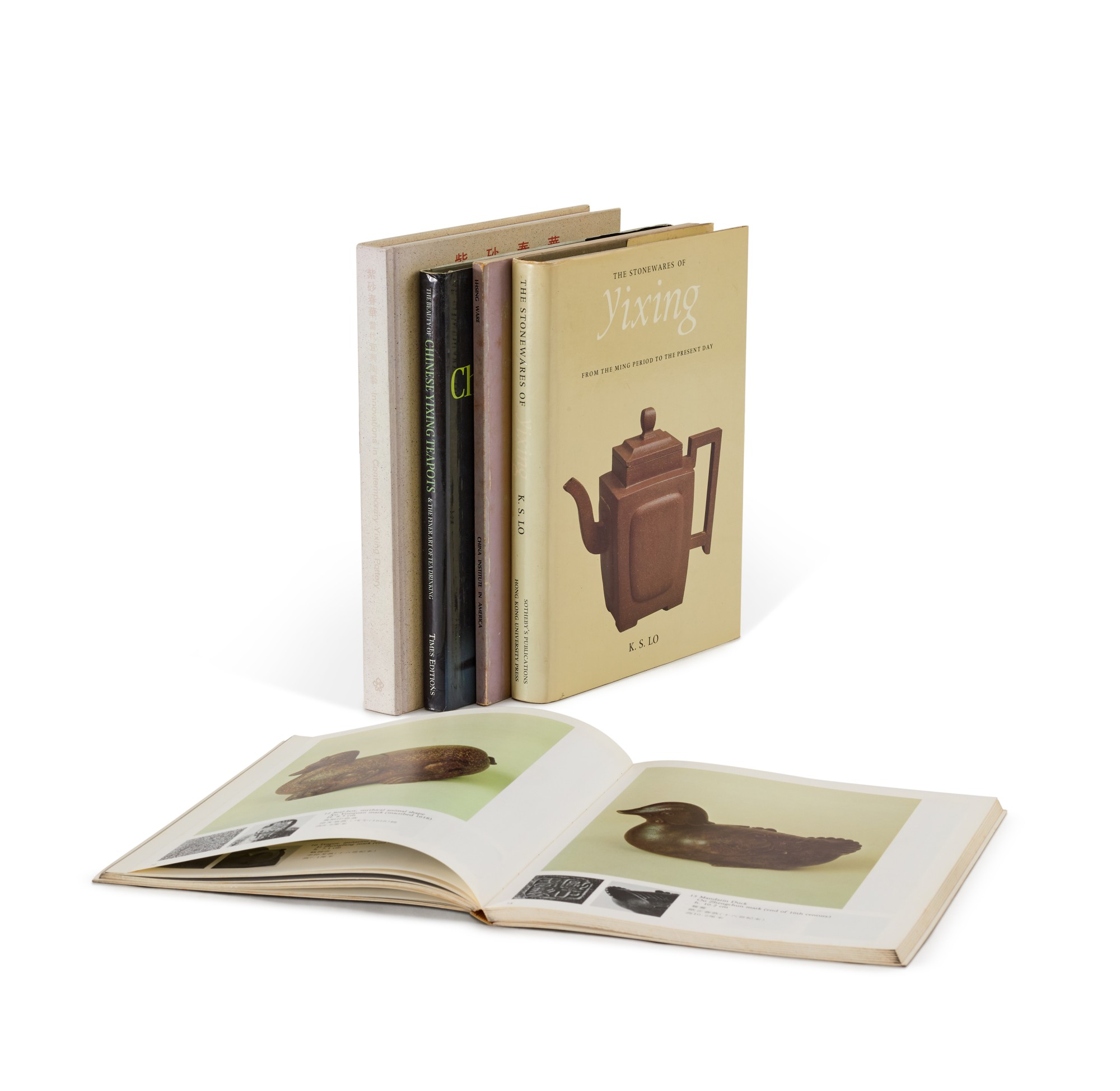 A group of 5 reference books on Yixing Stoneware — A group of 5 reference books on Yixing Stoneware 宜興陶藝參考書藉一組五本