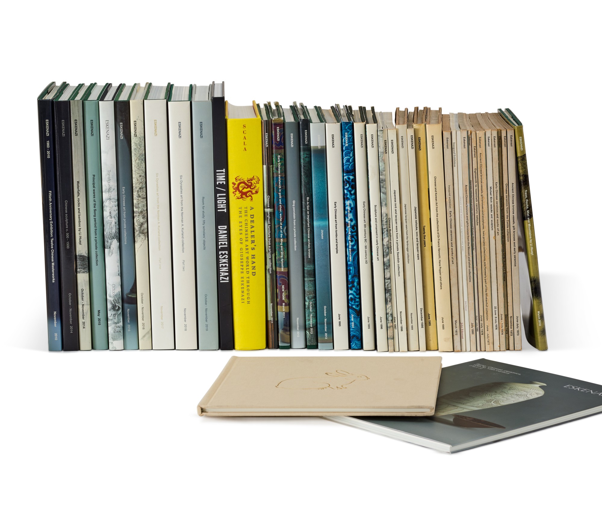 Unknown — A collection of Eskenazi catalogues on Chinese and Japanese art 古董商埃斯卡納齊圖錄一組約43冊