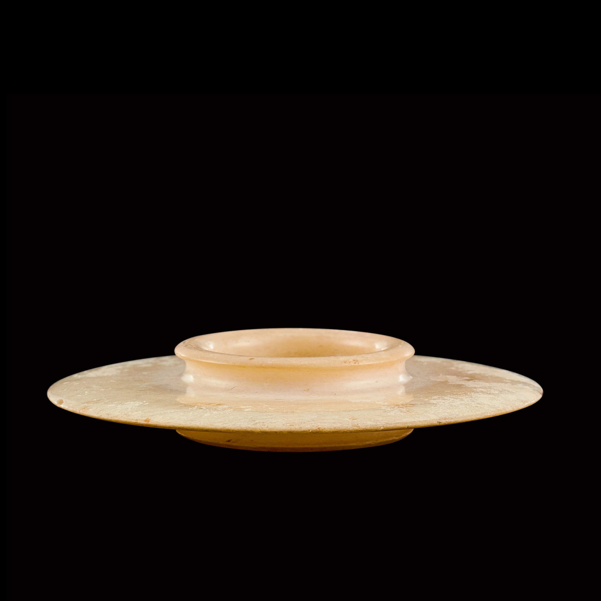 A calcified jade collared disc — 商 有領玉璧