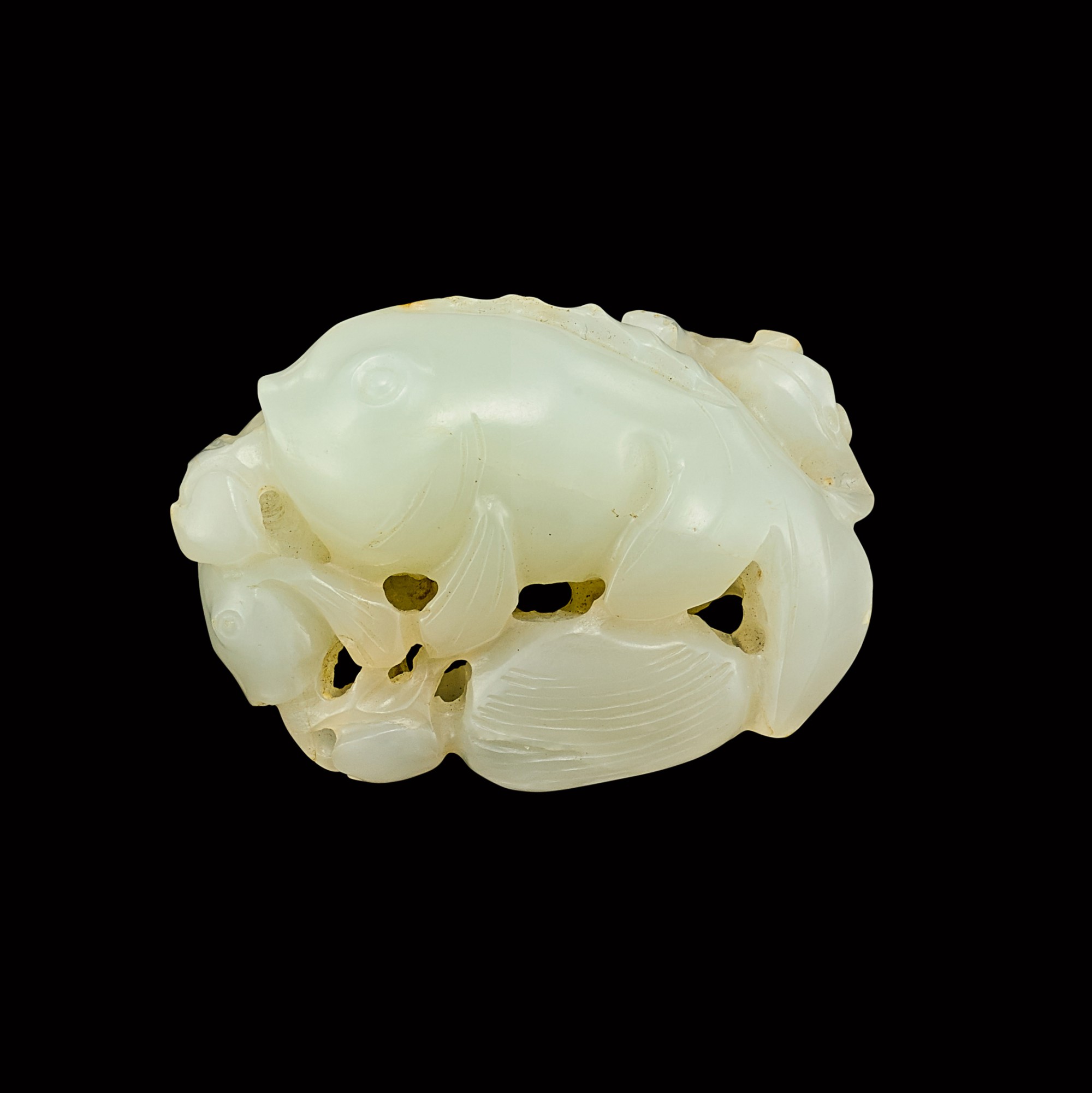 A white jade 'goldfish' group — 清十八世紀 白玉蟾棗金魚