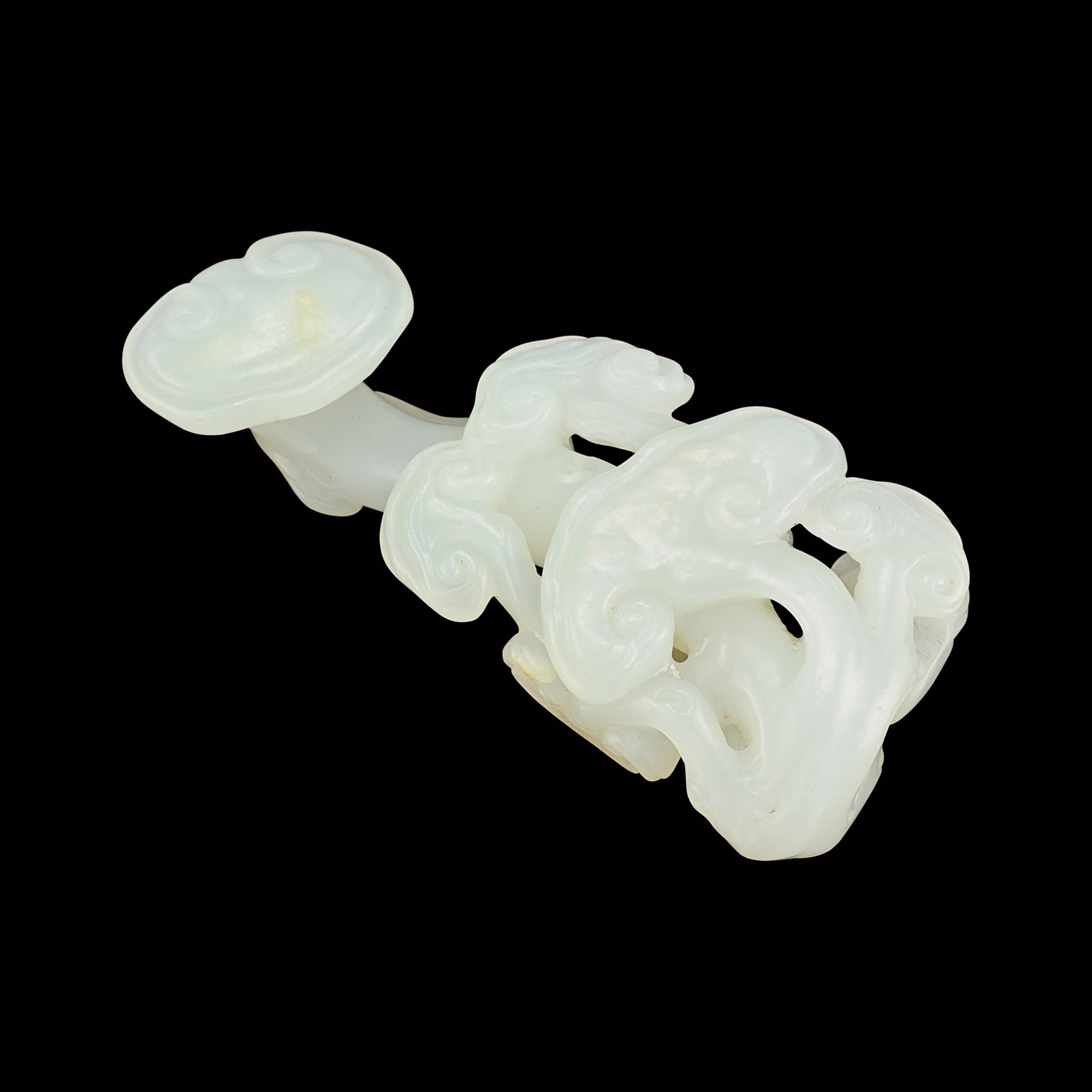 A white jade 'lingzhi' belthook — 清十八至十九世紀 白玉靈芝帶鉤