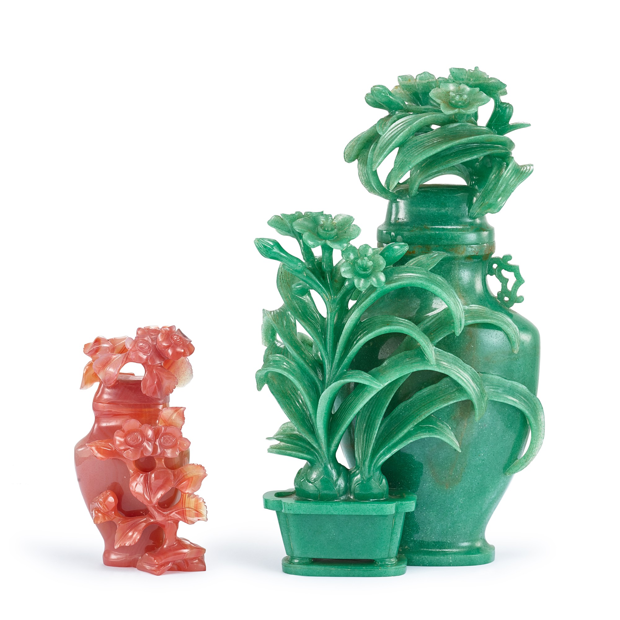 Unknown (Historical) — A small agate vase and an aventurine vase, 20th century 二十世紀 瑪瑙 及 砂金石鏤雕花卉紋蓋瓶一組兩件