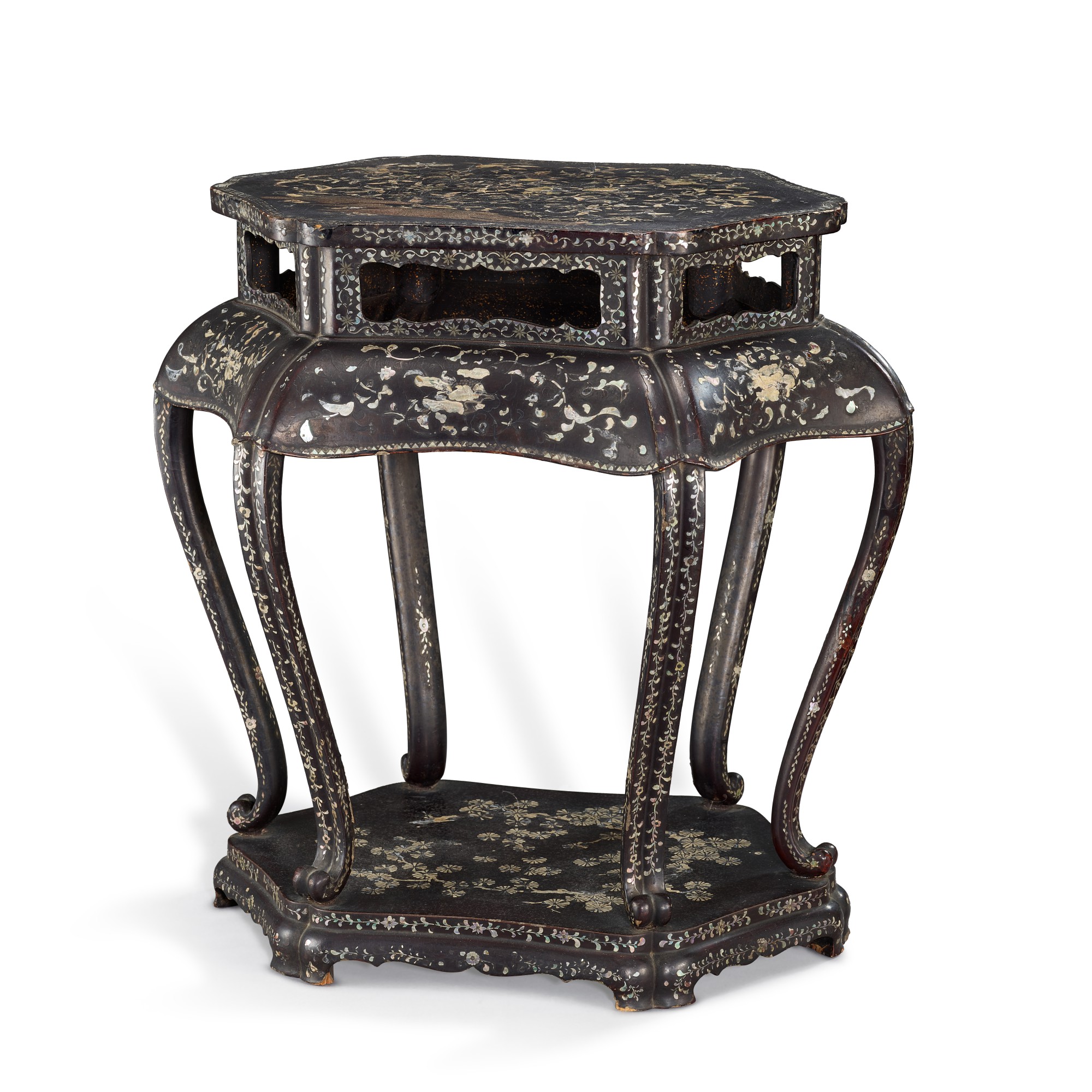 A mother-of-pearl-inlaid lacquer 'peach and flower' stand, — A mother-of-pearl-inlaid lacquer 'peach and flower' stand, Qing dynasty, Kangxi period 清康熙 黑漆嵌螺鈿蟠桃獻壽紋束腰六足香几