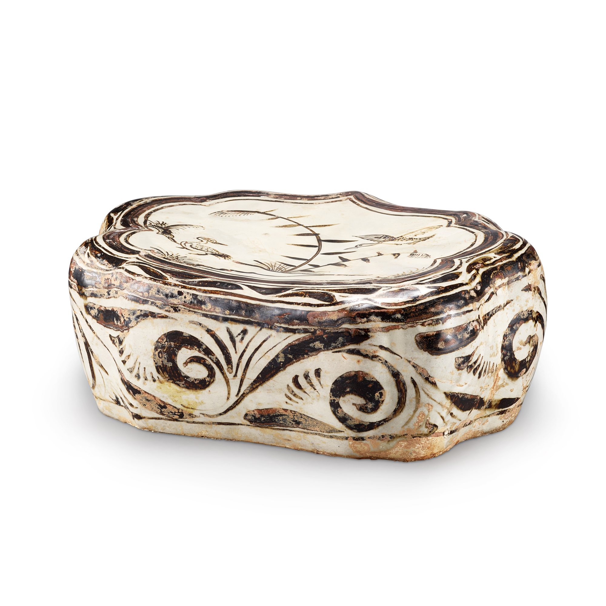 Unknown — A Cizhou painted 'goose' pillow, Jin dynasty, Zhangjiazao mark 金 磁州窰白地黑花草蘆雁紋如意形枕 《張家造》款