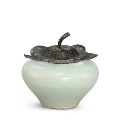 A Longquan celadon jarlet, Southern Song dynasty 南宋 龍泉青釉小罐 連 花蒂形銀蓋