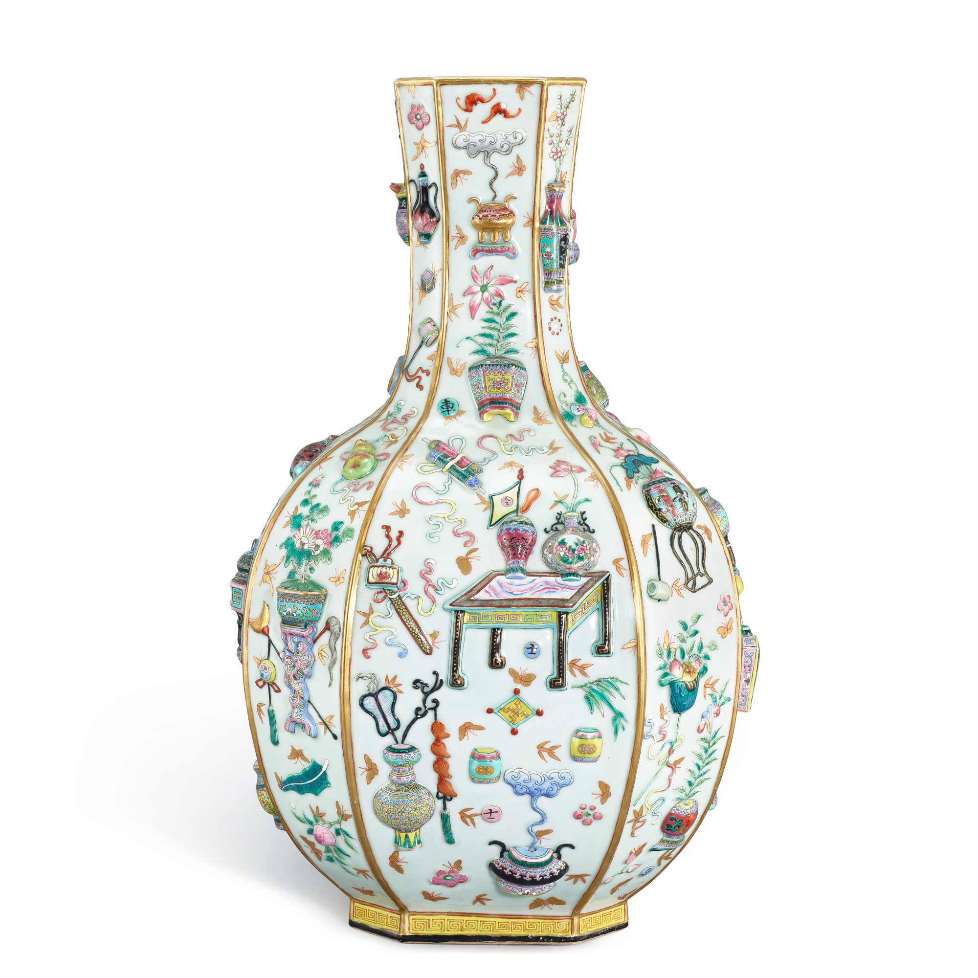 A famille-rose applique-decorated 'hundred antiques' octagonal vase, — A famille-rose applique-decorated 'hundred antiques' octagonal vase, Qing dynasty, 19th century 清十九世紀 粉彩貼清供紋八方瓶