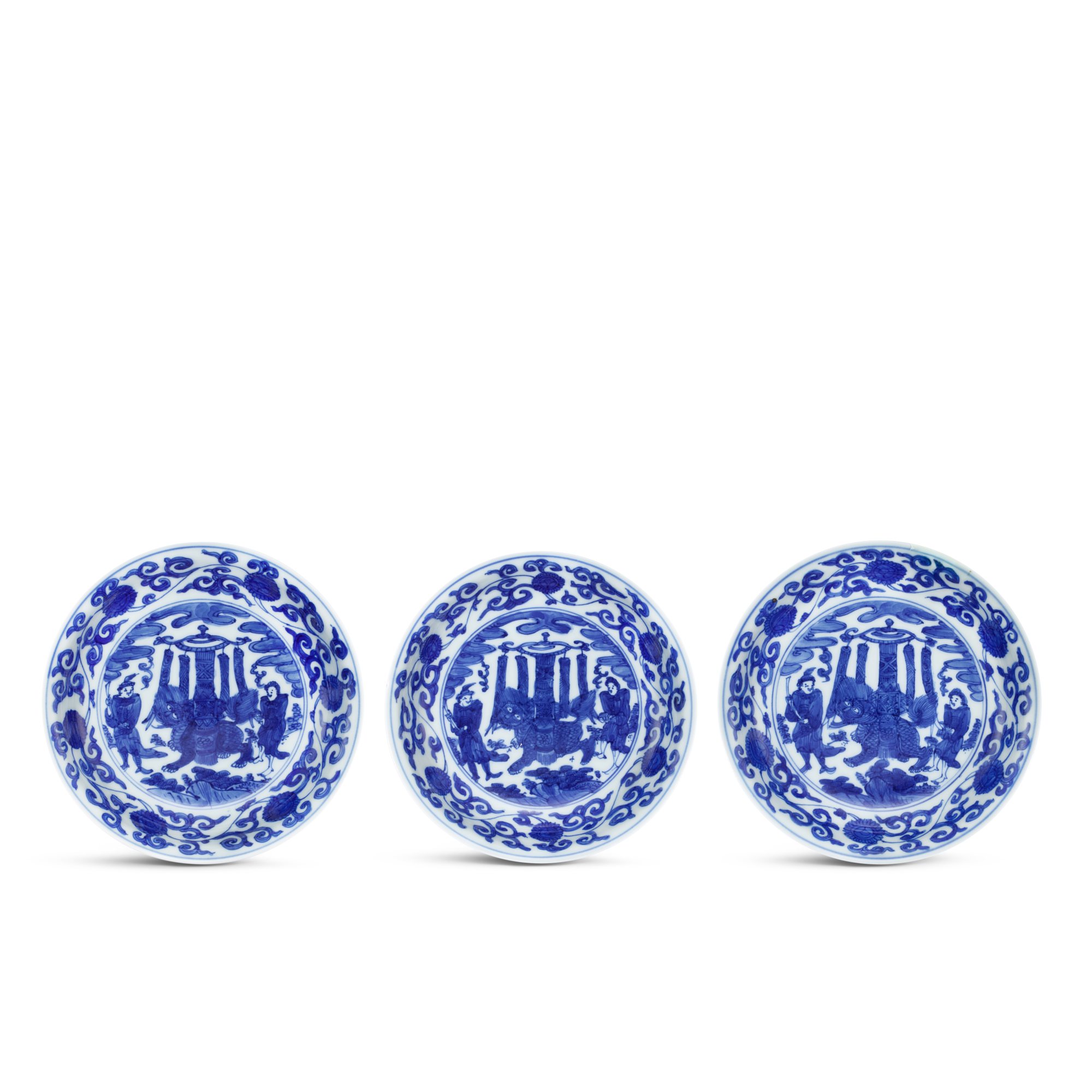 A group of three blue and white dishes, — A group of three blue and white dishes, Marks and period of Wanli 明萬曆 青花故事人物圖盤一組三件 《大明萬曆年製》款