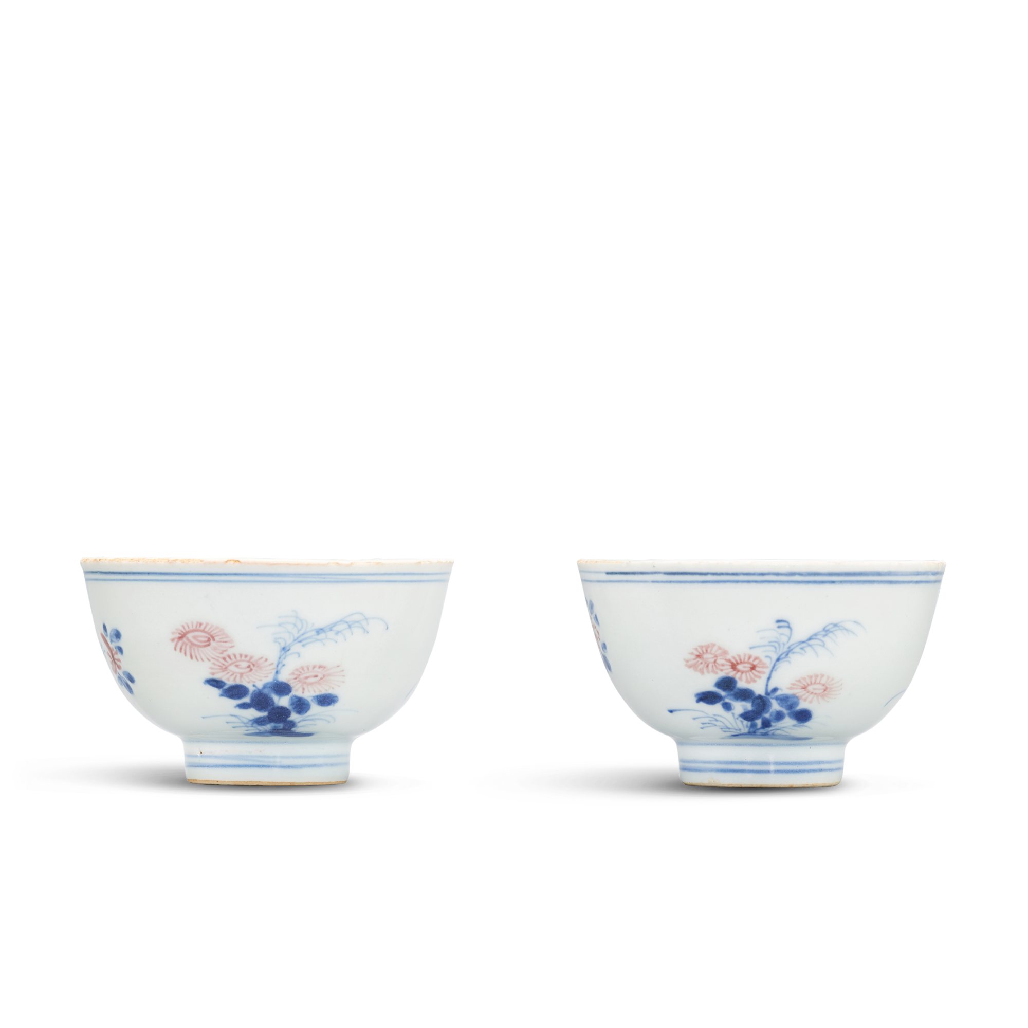 Unknown — A pair of copper-red and underglaze-blue 'floral' cups, Late Ming dynasty 明末 青花釉裏紅花卉紋盃一對 《大明成化年製》仿款