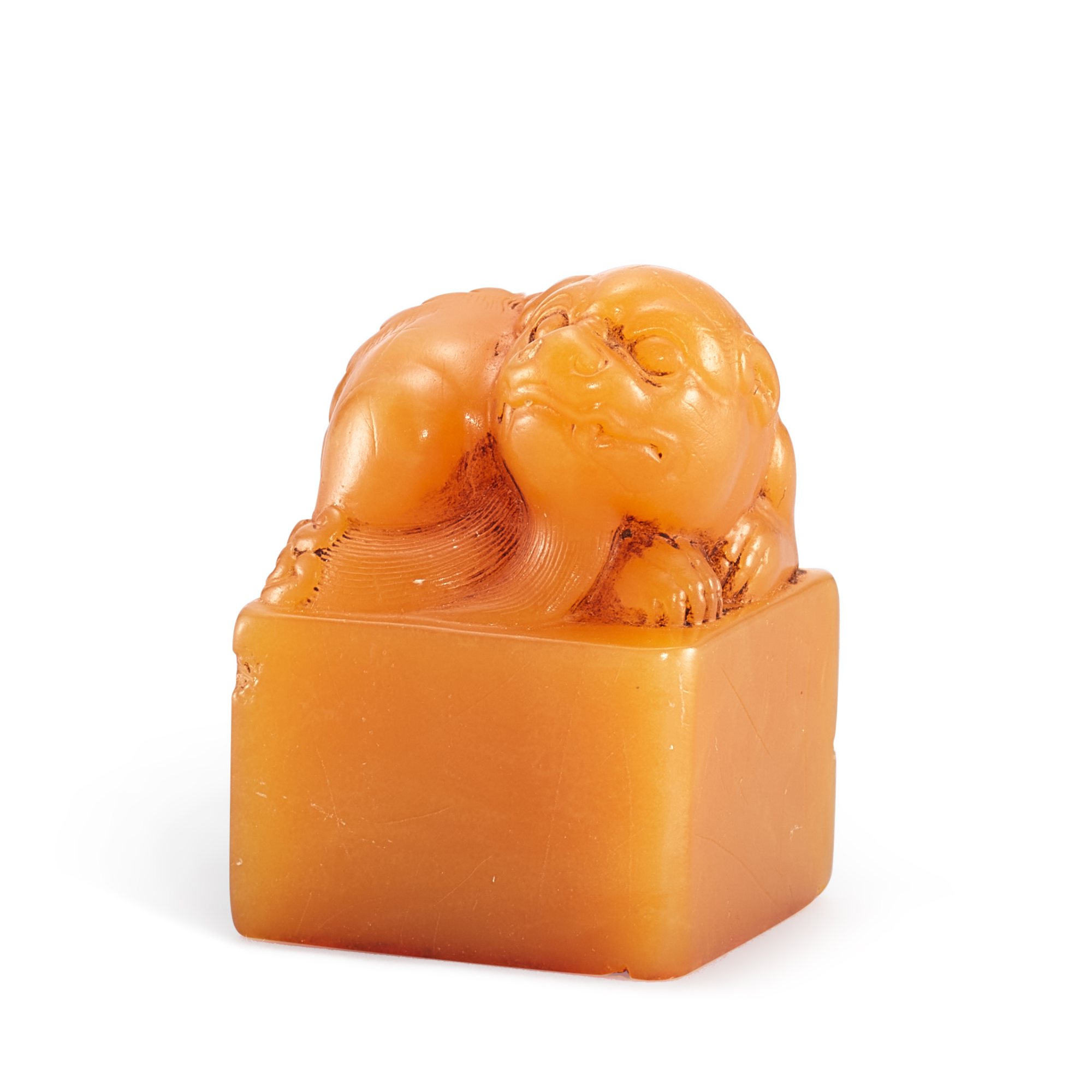 A tianhuang 'lion' seal, — A tianhuang 'lion' seal, Qing dynasty, Kangxi period, signed Xu Sangeng 清康熙 徐三庚款田黃臥獅鈕方印 《三庚製》款、「夢萱草堂」印文