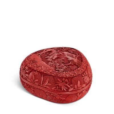 A large cinnabar lacquer peach-shaped box and cover, Qing dynasty, Qianlong period, circa 1780 清乾隆 約1780年 剔紅亭臺高士圖三多紋桃式蓋盒