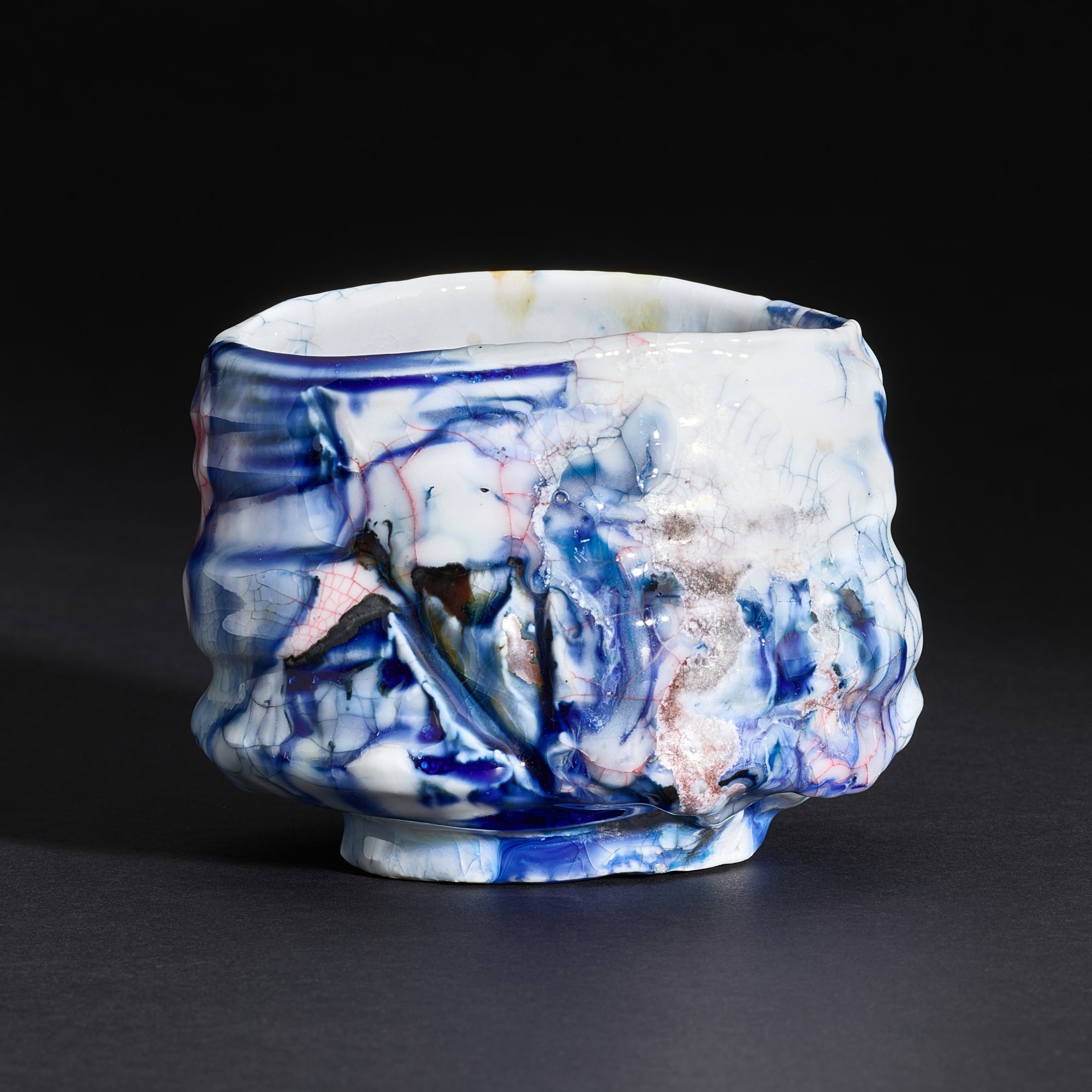 Ujiie Kodai (b. 1990), A red-and-blue-lacquered white-glazed ofukei teabowl 氏家昂大 （1990年生） 紅藍漆白釉御深井燒茶盌