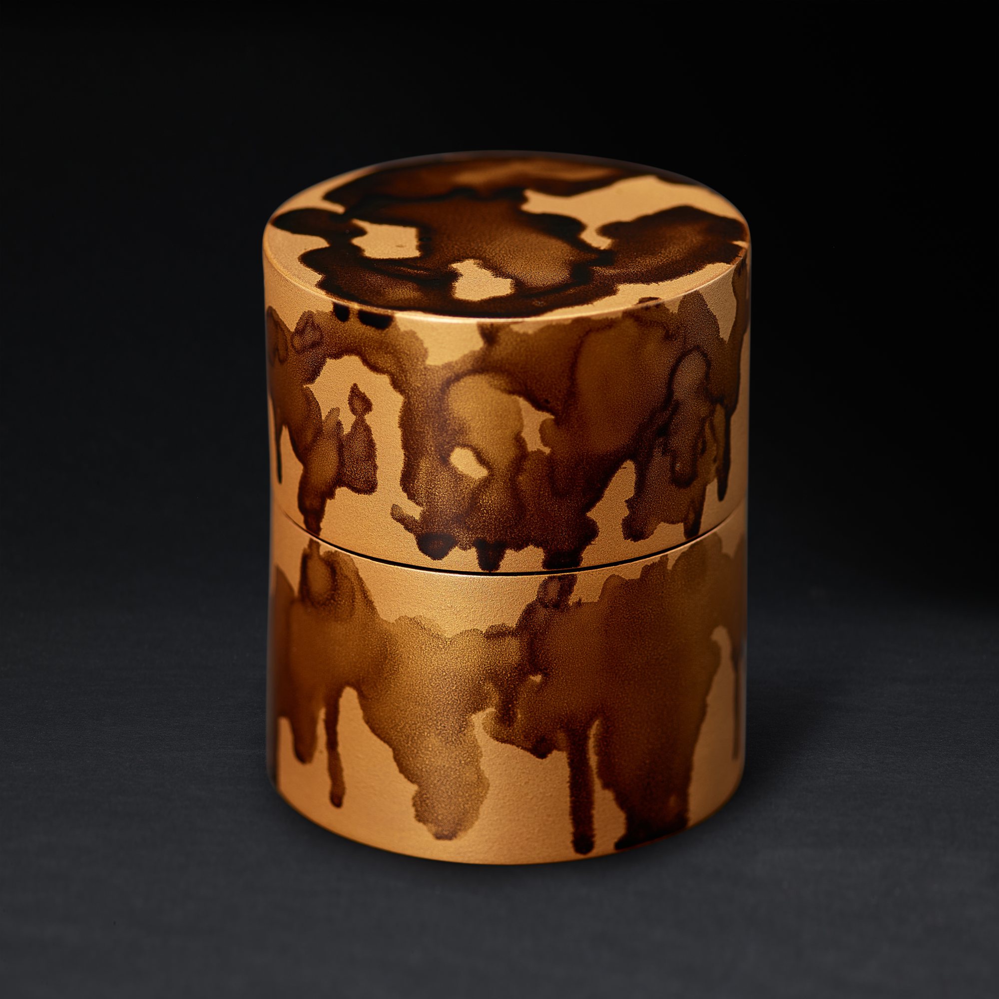 Ikeda Iwao, — Ikeda Iwao (b. 1940), A brown lacquered circular tea caddy, chaki 池田巌 （1940年生） 棕漆水墨紋茶罐