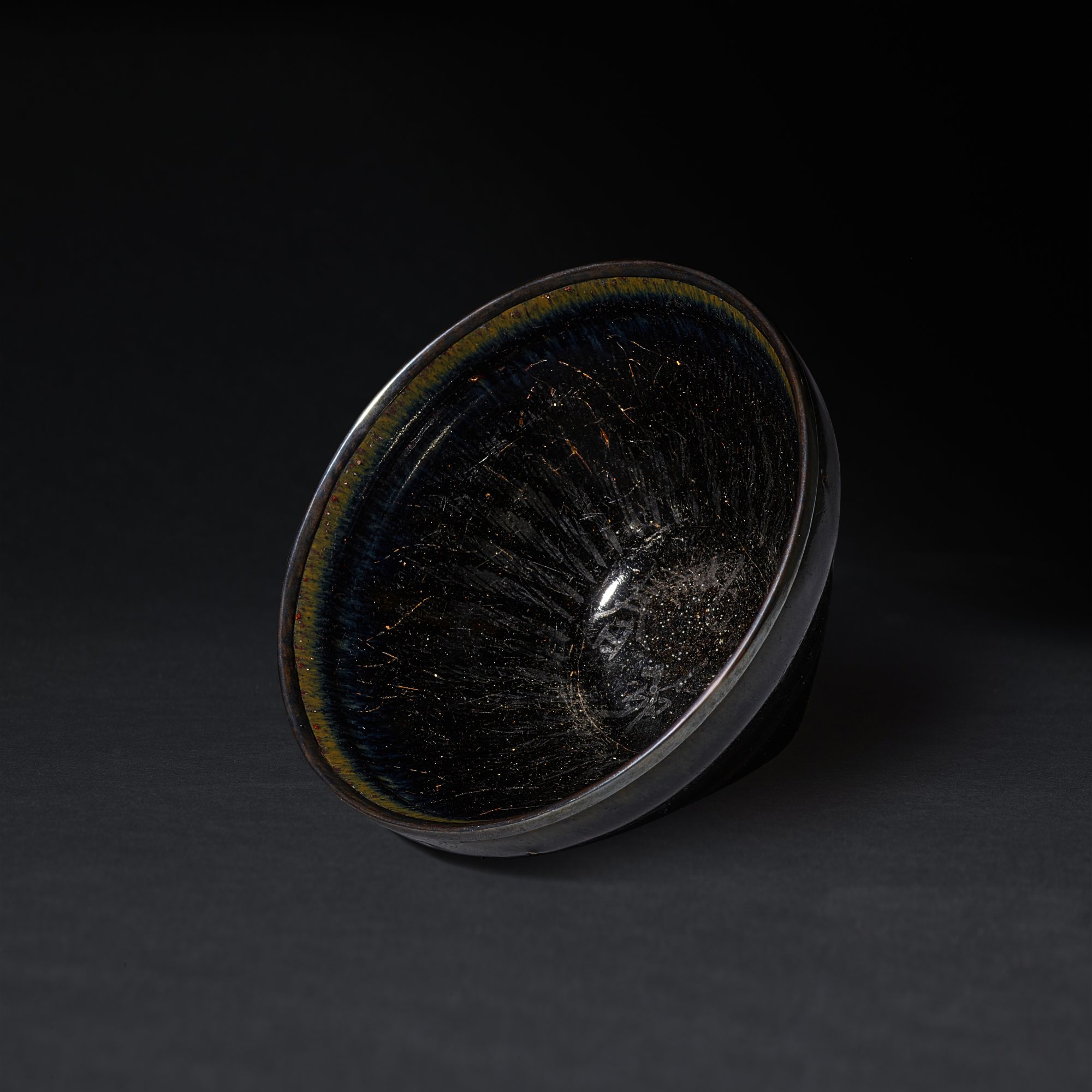 A very rare Yulinting gilt-inscribed black-glazed 'Beiyuan xianchun' tea bowl, Southern Song dynasty 南宋 遇林亭窰黑釉金彩「北苑先春」茶盞