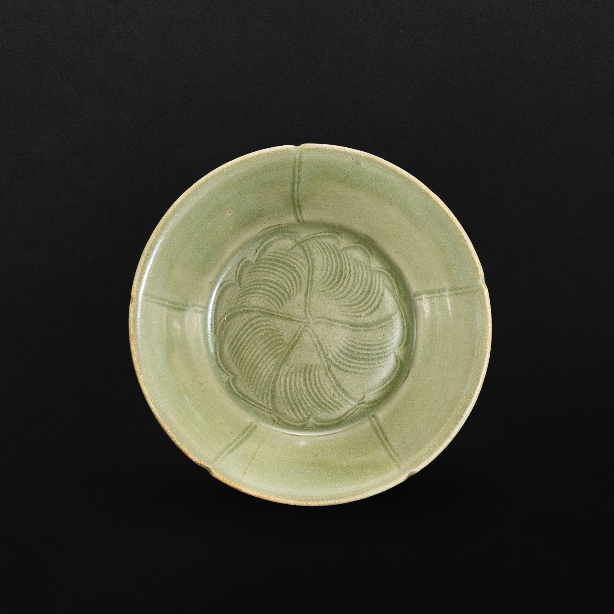 A Longquan celadon carved 'floral' dish, Northern Song dynasty 北宋 龍泉青釉花草紋盤