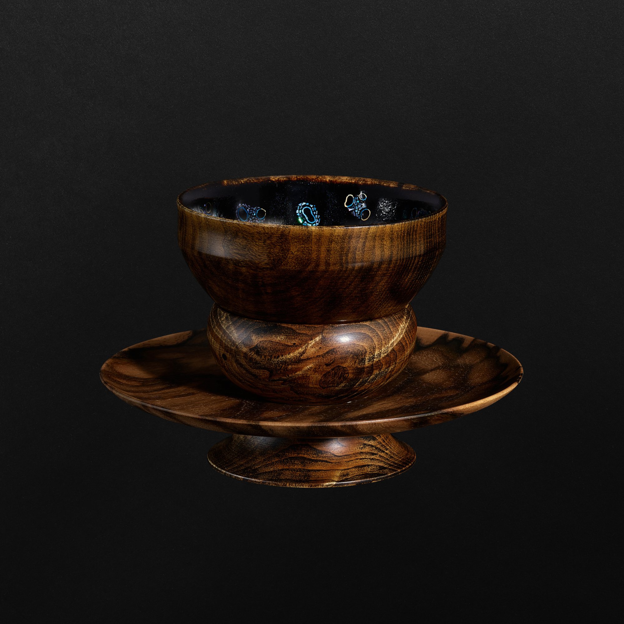 Fujisawa Hideyuki (b. 1972), A lacquered Tenmoku teabowl with stand 藤澤秀行 （1972年生） 曜變天目茶盌 附木紋天目台