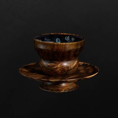 Fujisawa Hideyuki (b. 1972), A lacquered Tenmoku teabowl with stand 藤澤秀行 （1972年生） 曜變天目茶盌 附木紋天目台