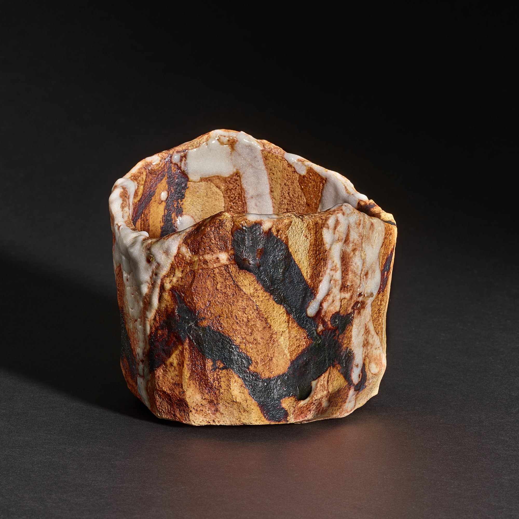 Kato Takahiro, — Kato Takahiro (b. 1972), An iron-red shino teabowl 加藤高宏 （1972年生） 鉄紅志野燒茶盌