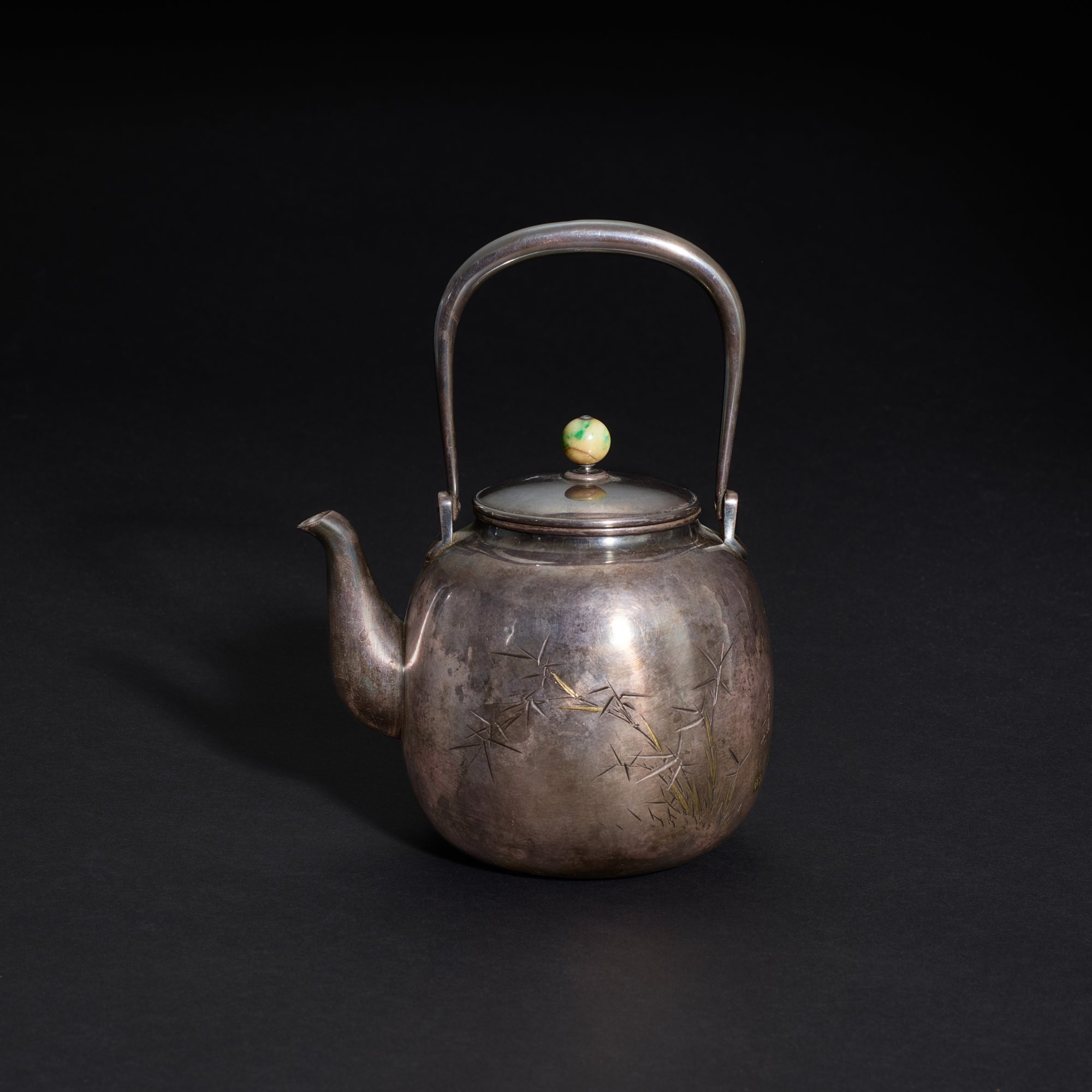 Unknown — A parcel-gilt silver 'prunus and bamboo' kettle, Japan, Meiji period 明治時期 「王章畫 一也刻」銘梅竹刻银壺 《純銀》《生秀館》款