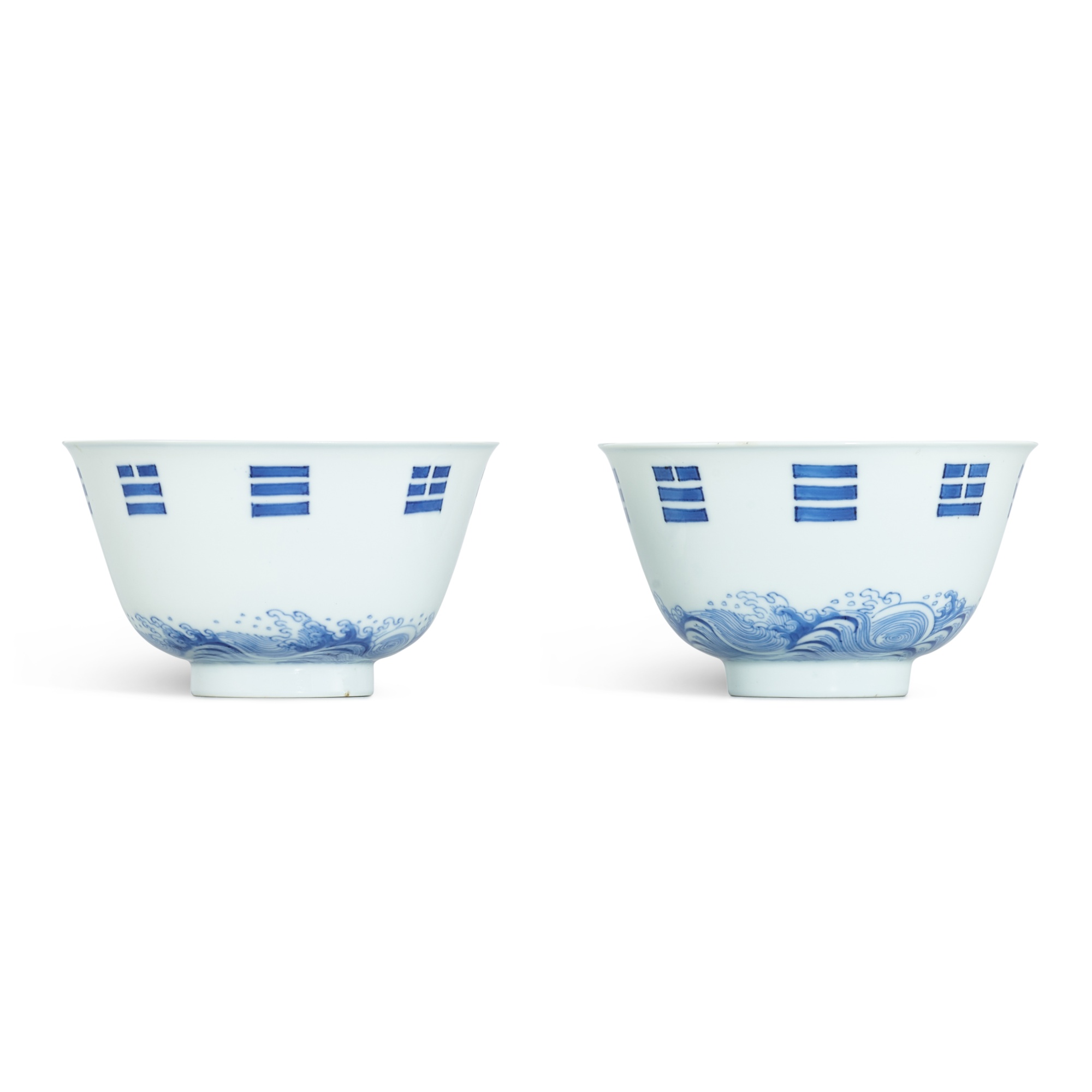 Unknown — A fine pair of blue and white 'trigram' bowls, Marks and period of Kangxi 清康熙 青花八卦海水紋盌一對 《大清康熙年製》款