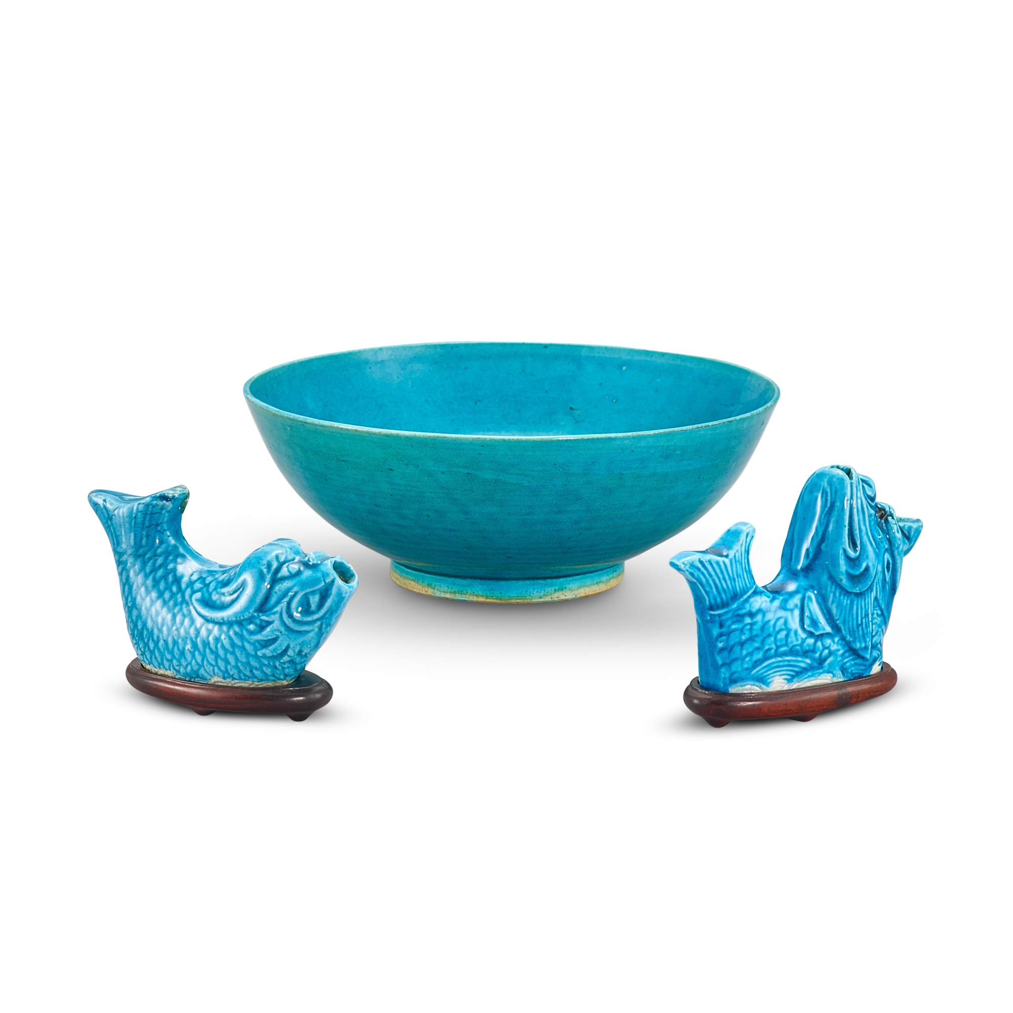 A group of three turquoise-glazed vessels, — A group of three turquoise-glazed vessels, Qing dynasty, Kangxi period 清康熙 孔雀綠釉盌及摩羯魚水滴一組三件