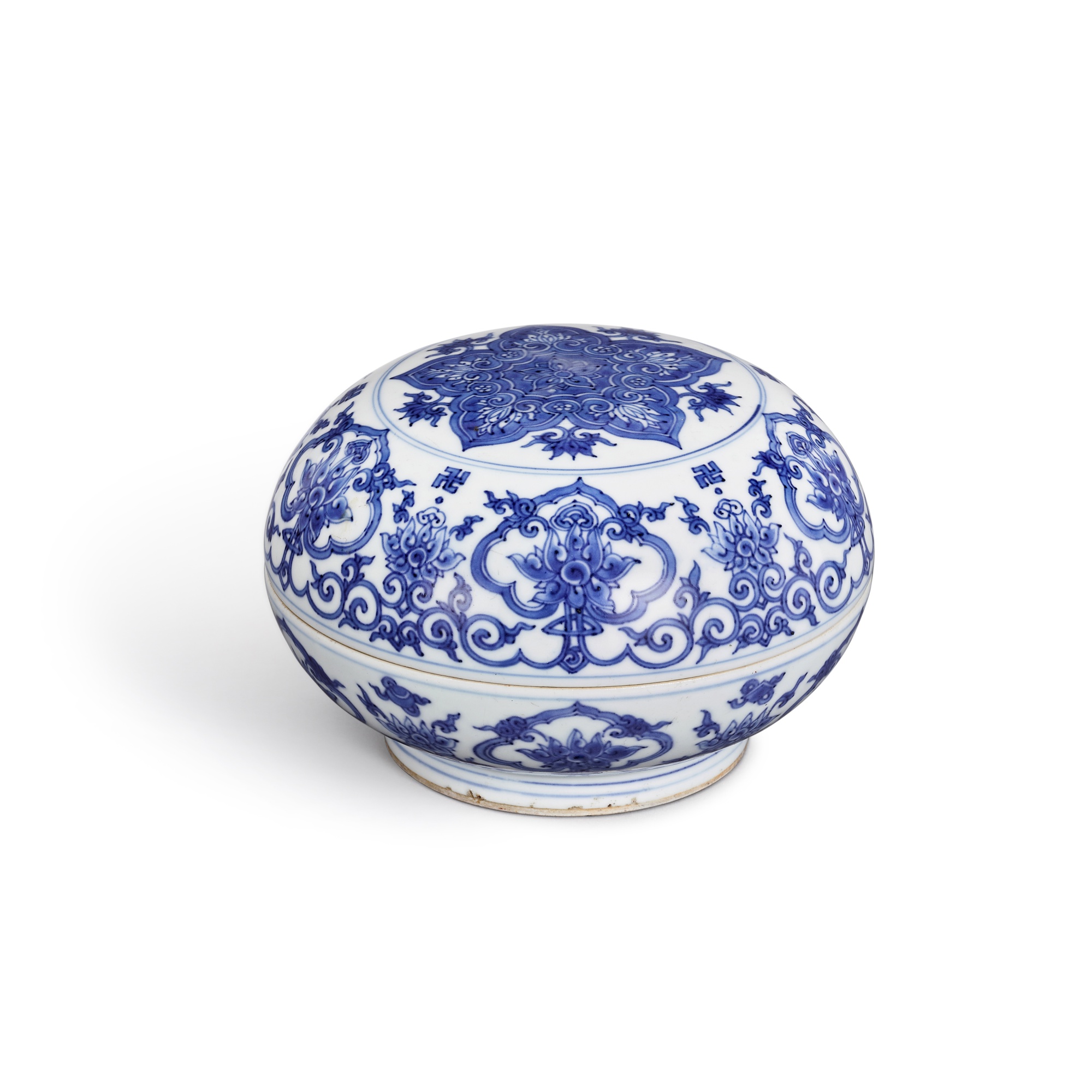Unknown — A blue and white ‘longevity’ box and cover, 17th century 十七世紀 青花團花捧壽圓蓋盒